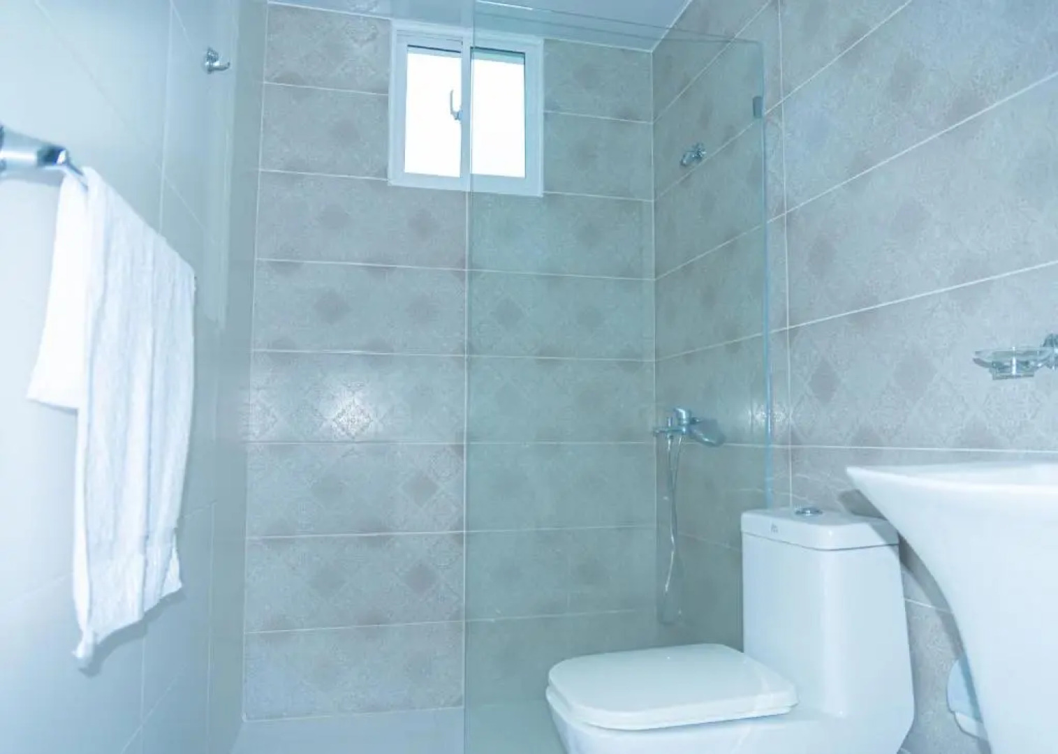 Se renta apartamento amueblado , ubicados en Santiago , 3 habitaciones , 2 bańos , 2 parqueo , área de juego y Piscina.