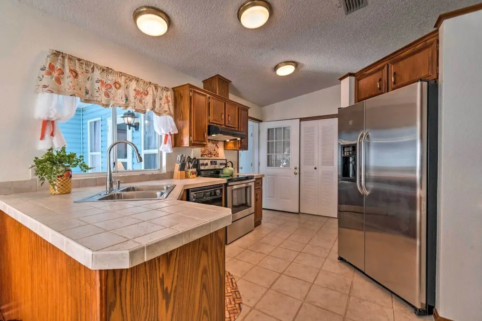 Lovely Lady Lake Home w/ Resort Amenities & Lanai!