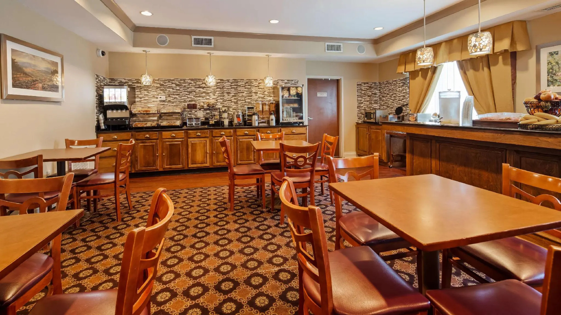 Best Western Plus Hannaford Inn & Suites