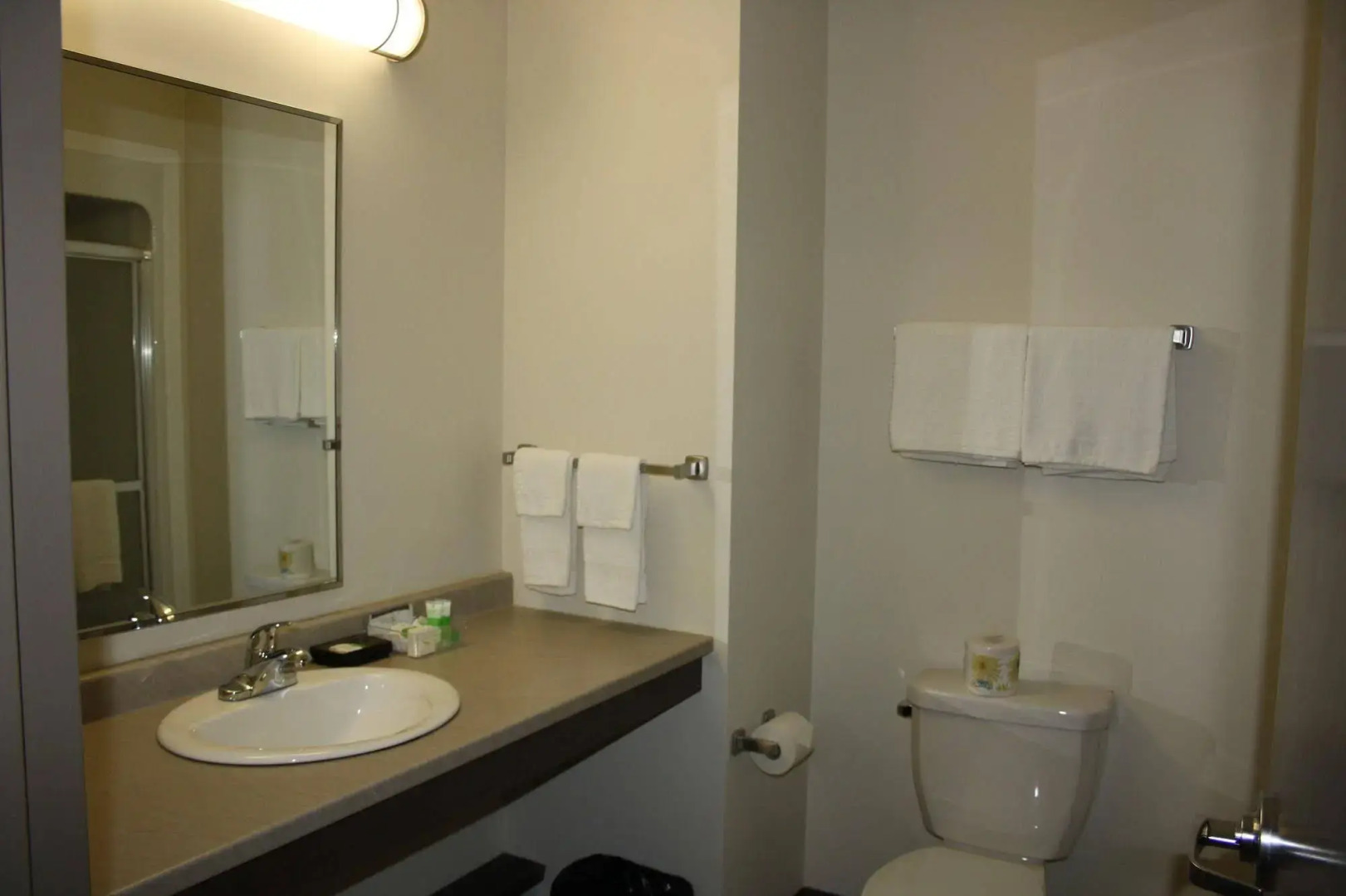 Crossroads Inn & Suites