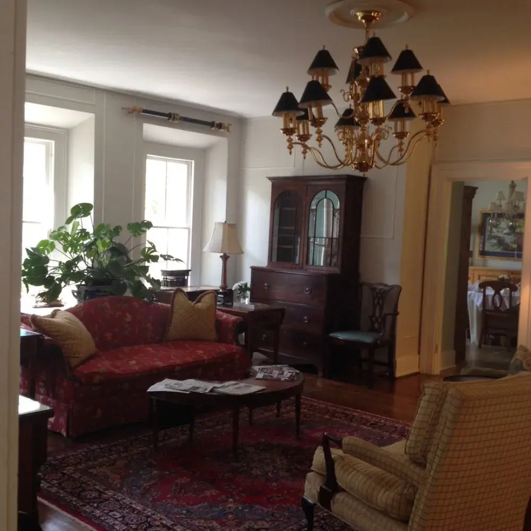 Carriage House Inn