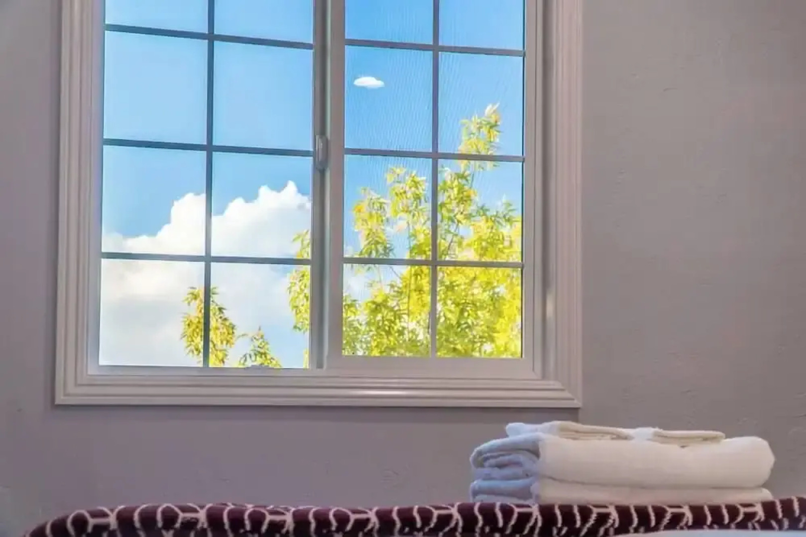 Stunning LA Luxury Retreat: Ideal for Work or Play