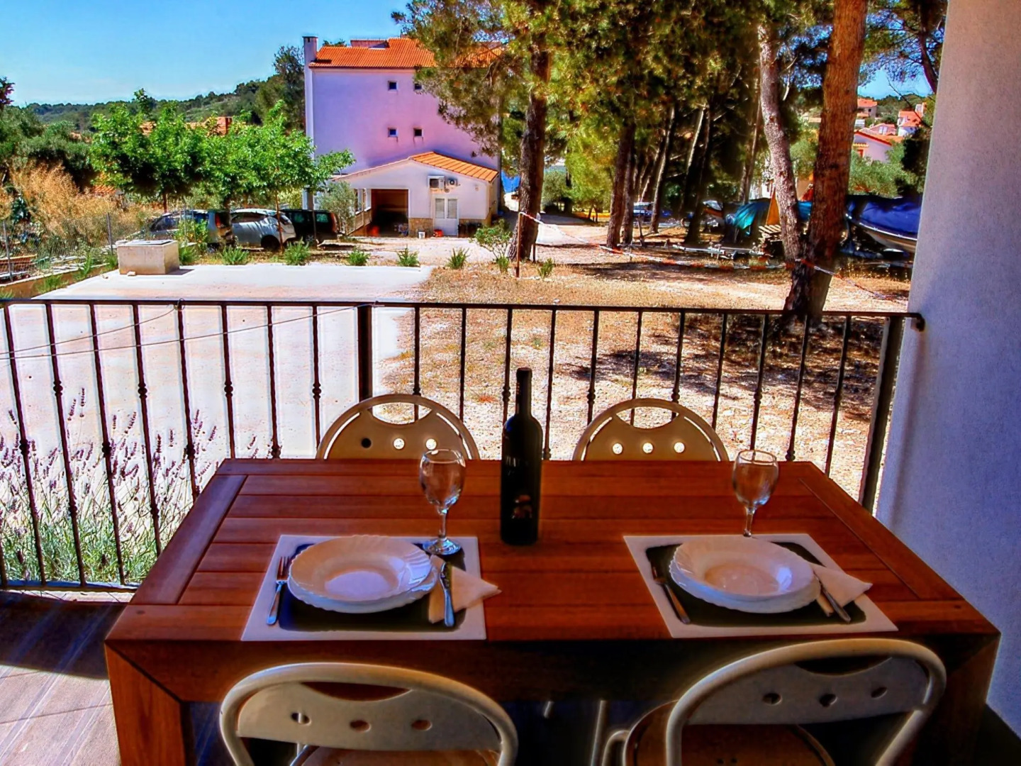 Nice apartment with roofed terrace , 100 m distant from the sea !