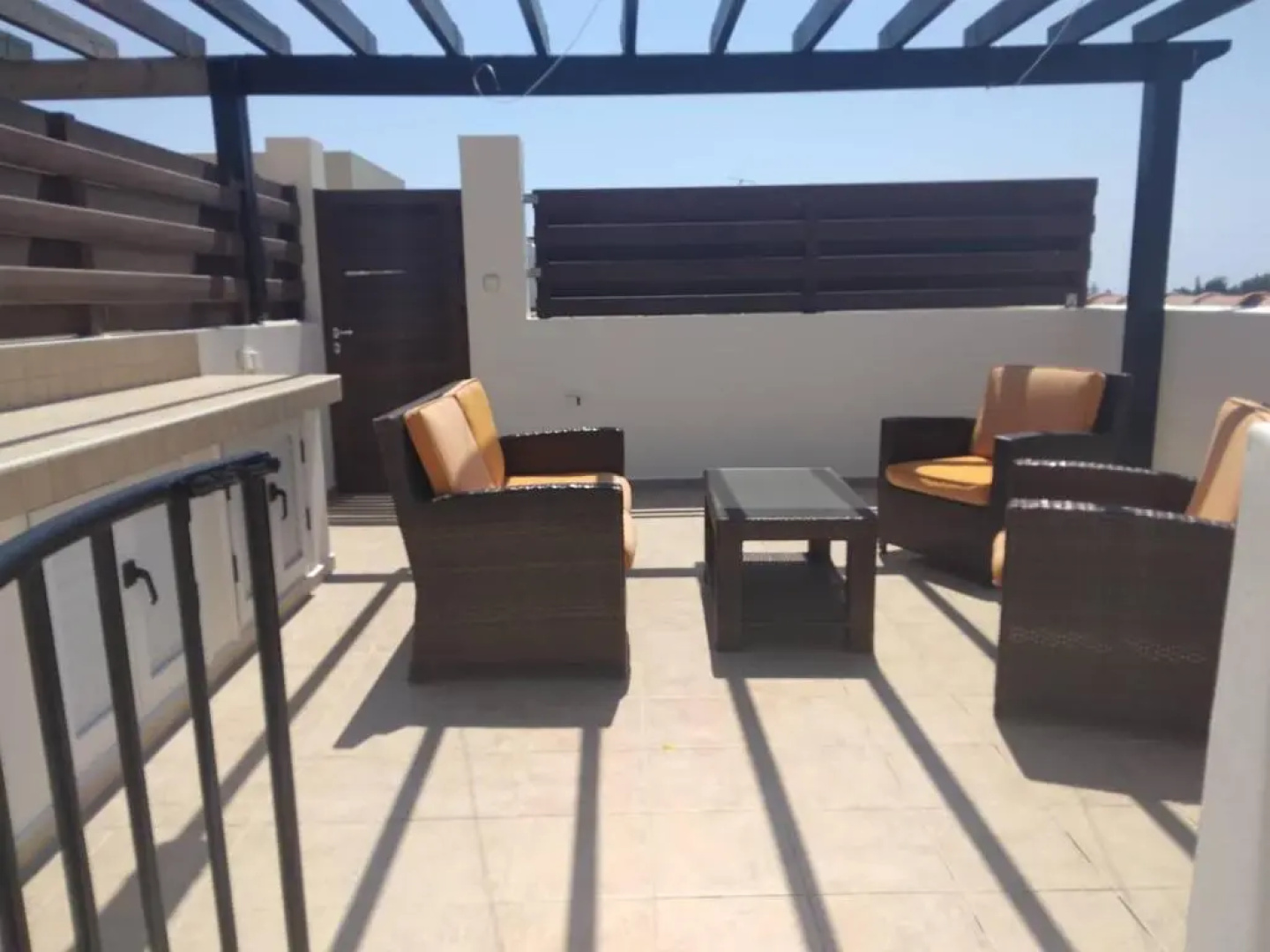 2 bedroom apartment with communal pool and roof garden