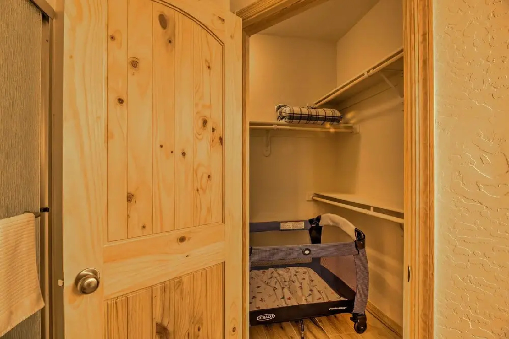 Cozy Show Low Cabin w/ Golfing & Paved Hiking!