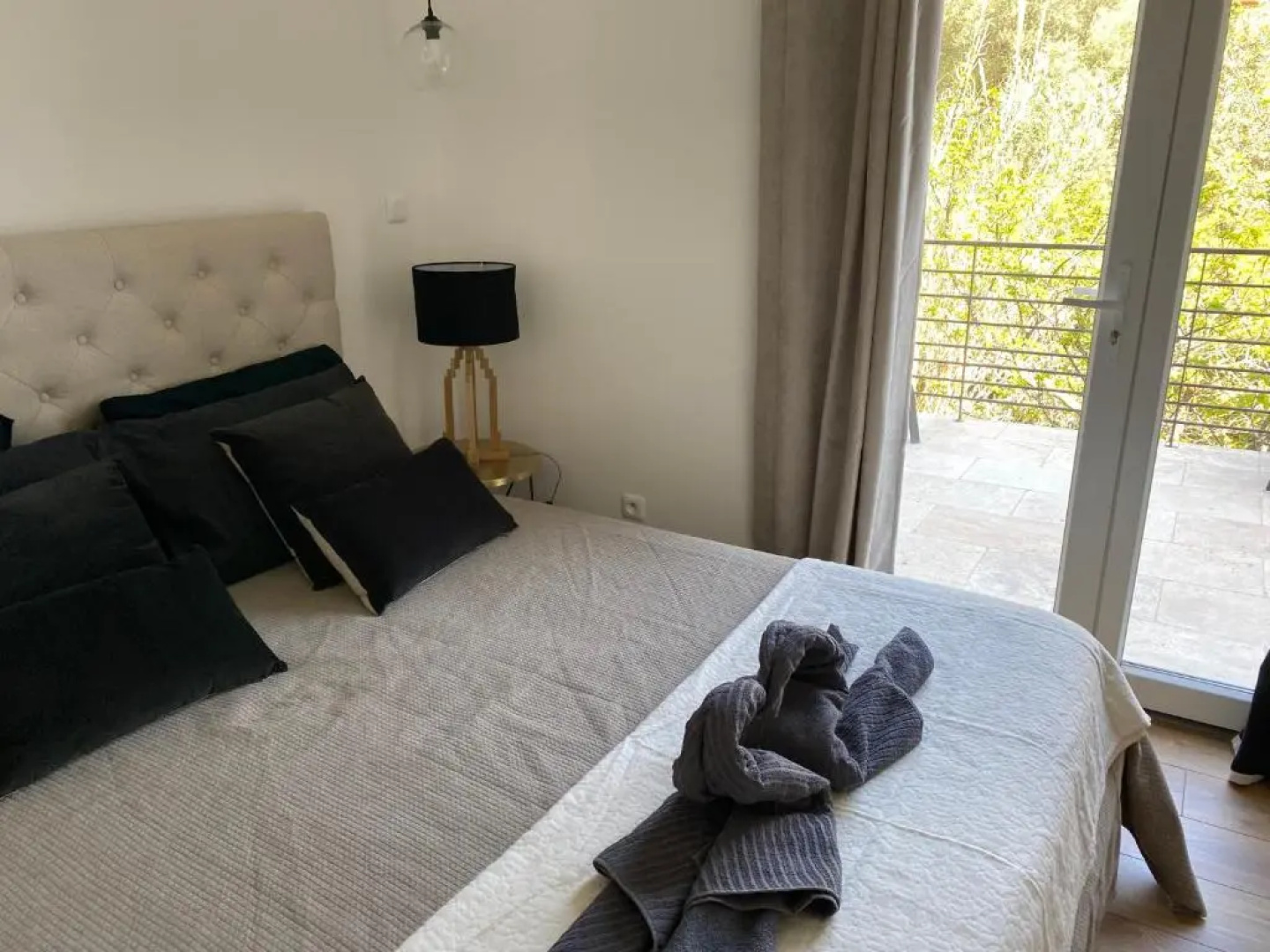 HOME SWEET HOME 2 pièces 42 m2 Chambre, salon, cuisine, grande terrasse, parking proche centre ville et mer