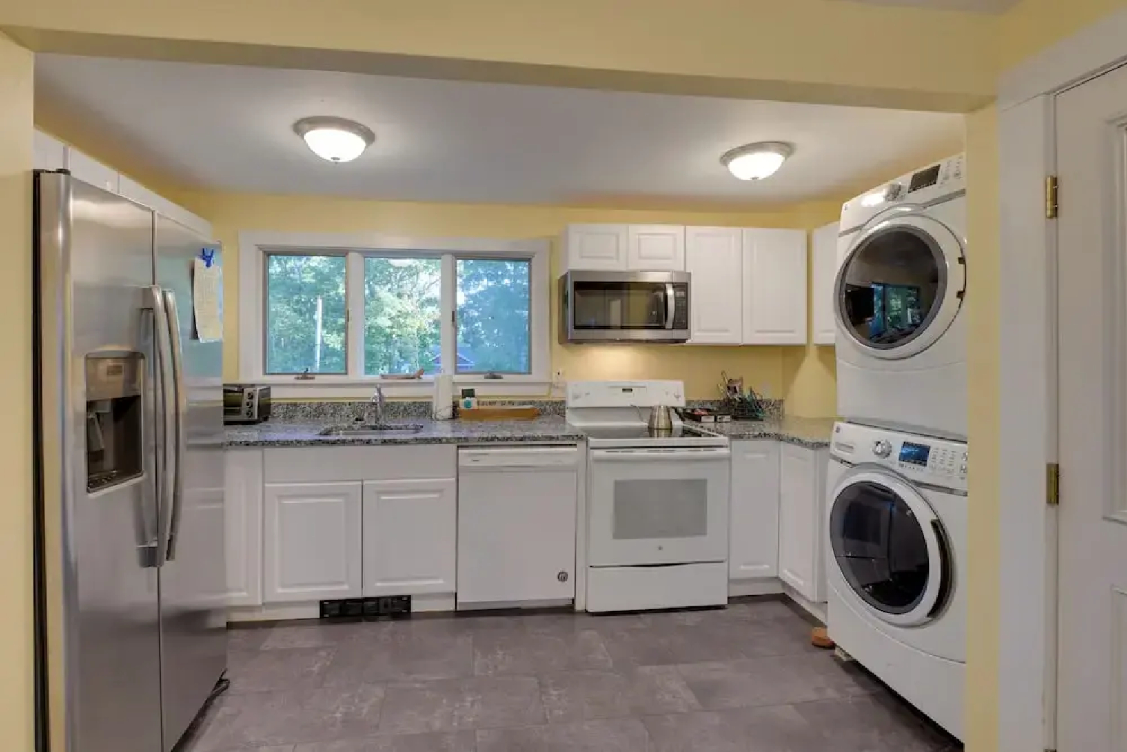 Walk to Sorrento Town Dock: Pet-friendly Apartment