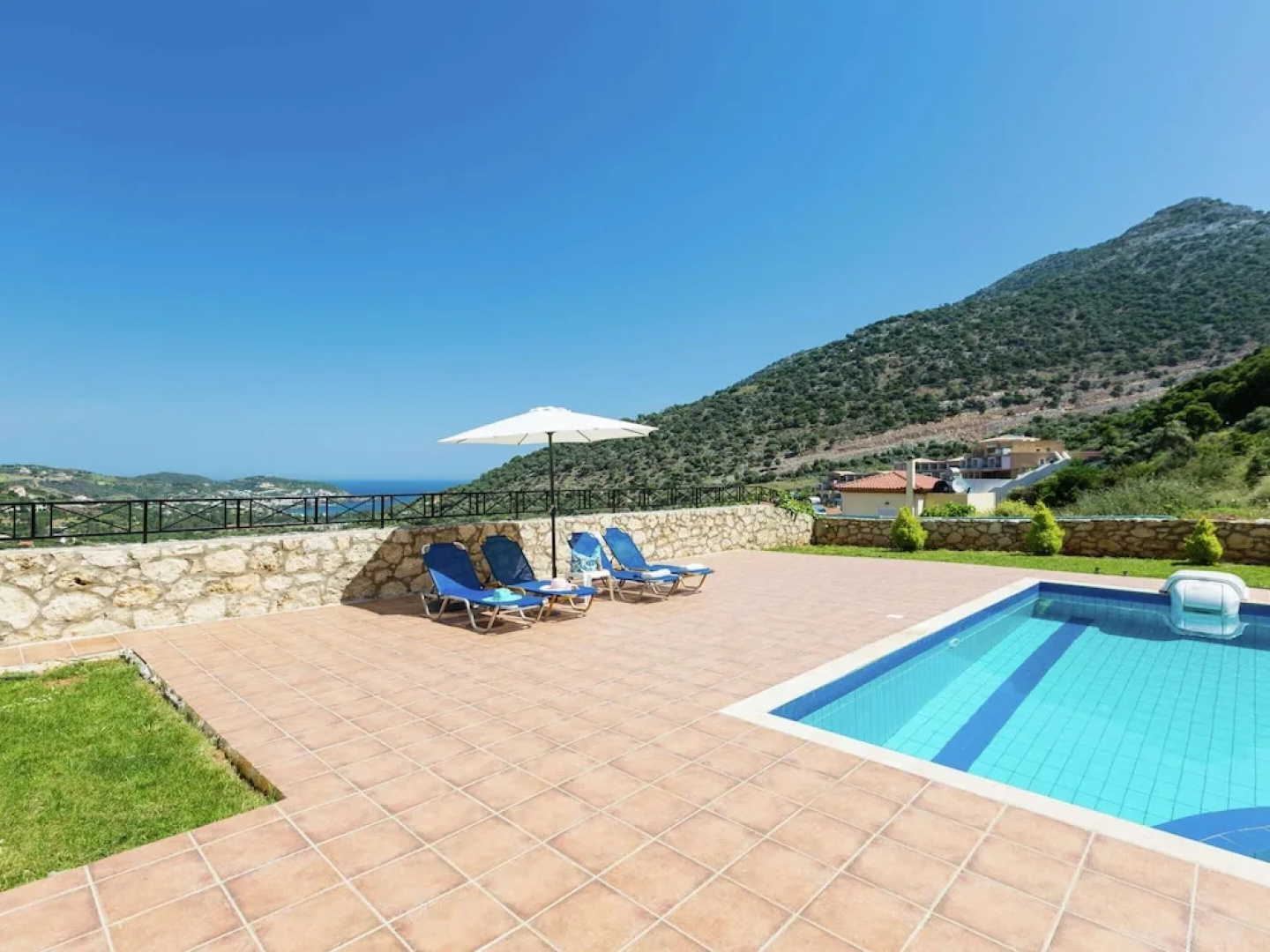 Villa on Hillside, Private Pool, Fantastic Views to bay of Bali and Mountains