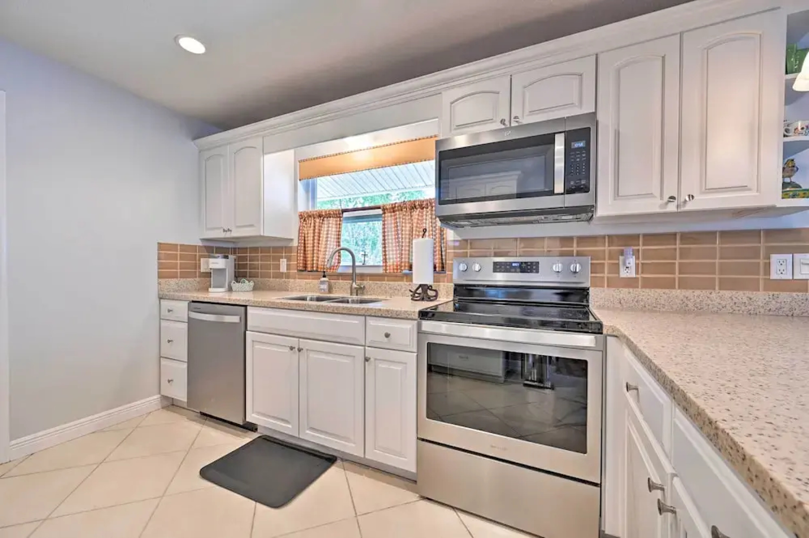 Sunny Largo Retreat: 4 Mi From Indian Rocks Beach!