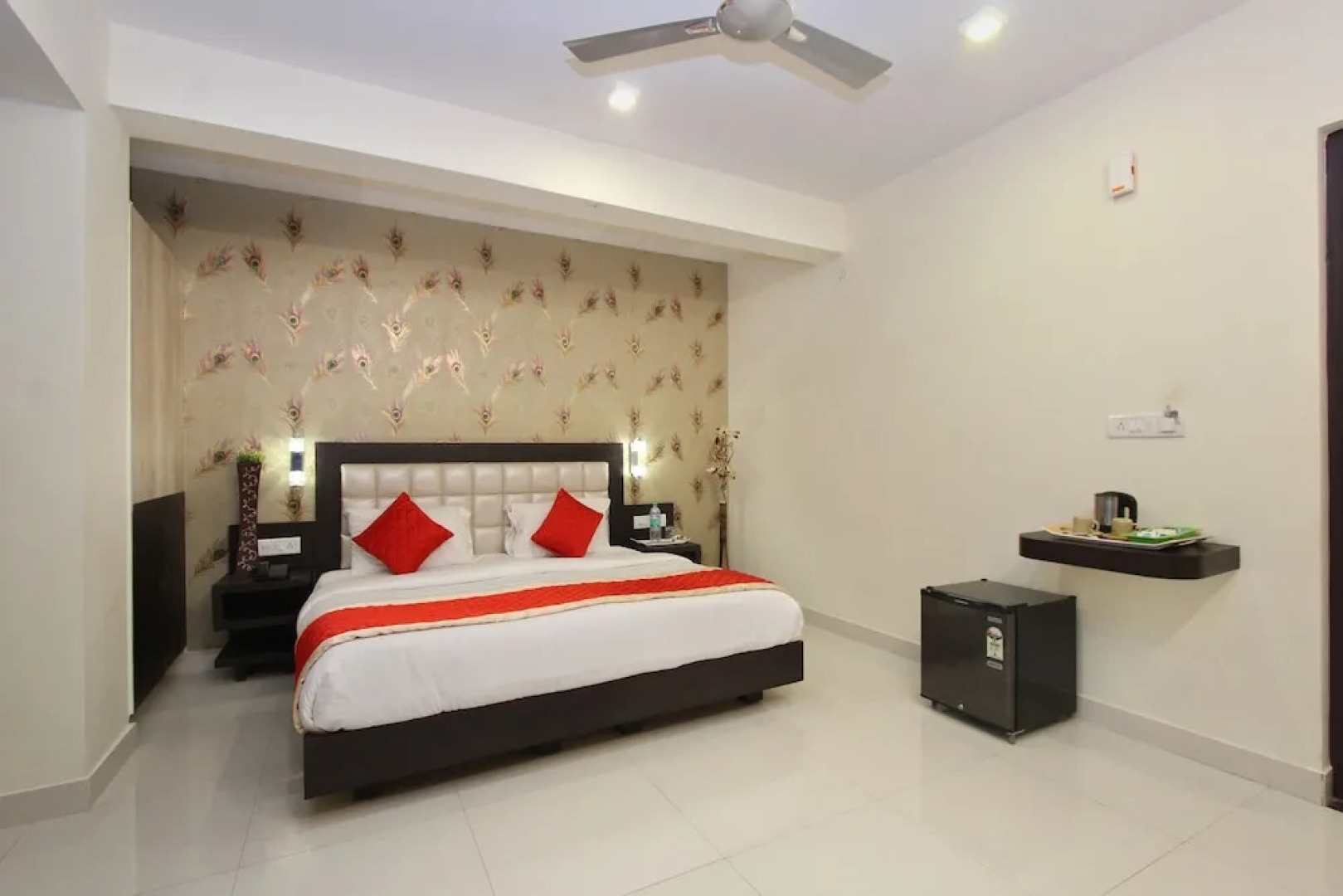 Oyo 4429 Vee Suites