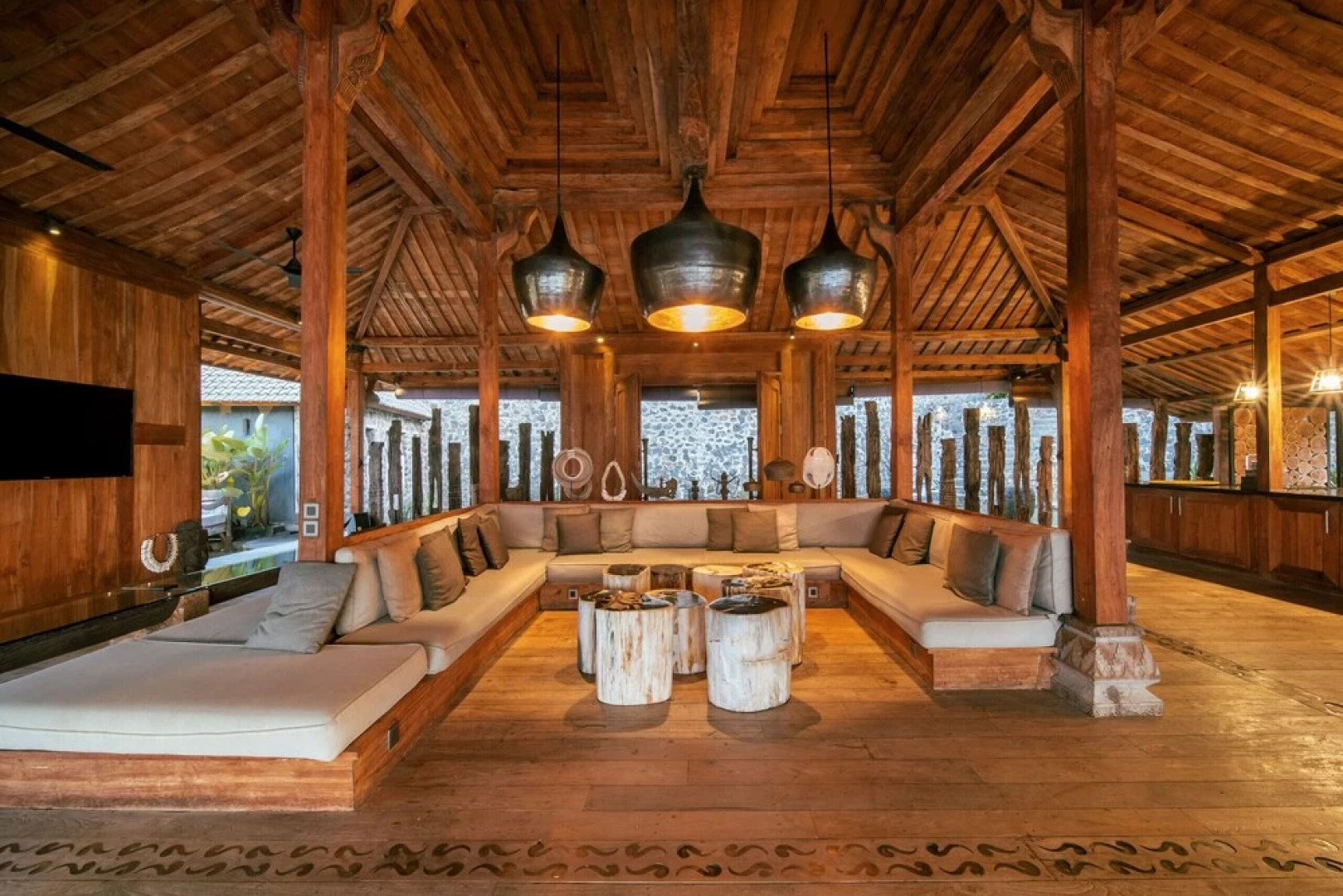 Palatial Wooden Villa, 4br, Lovina