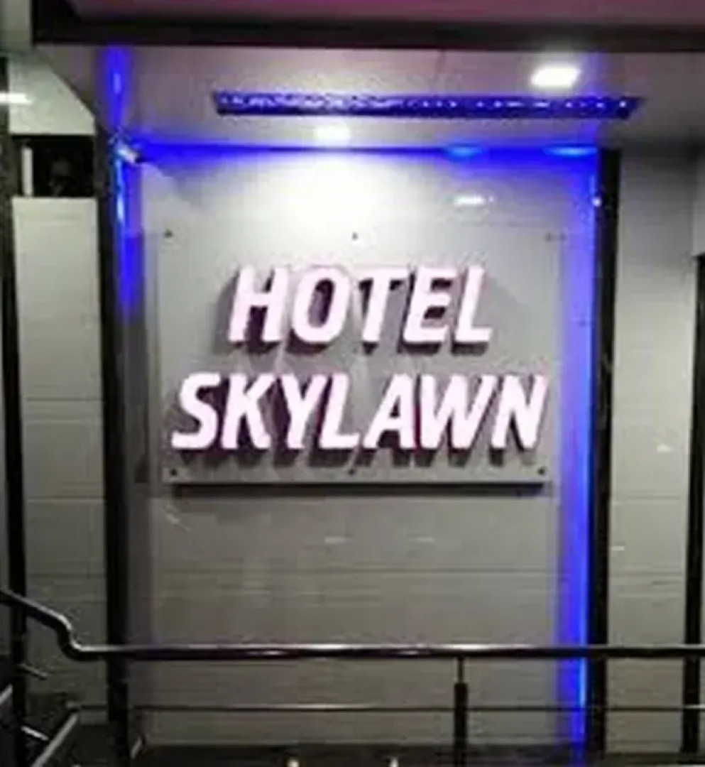 hotel skylawn surat