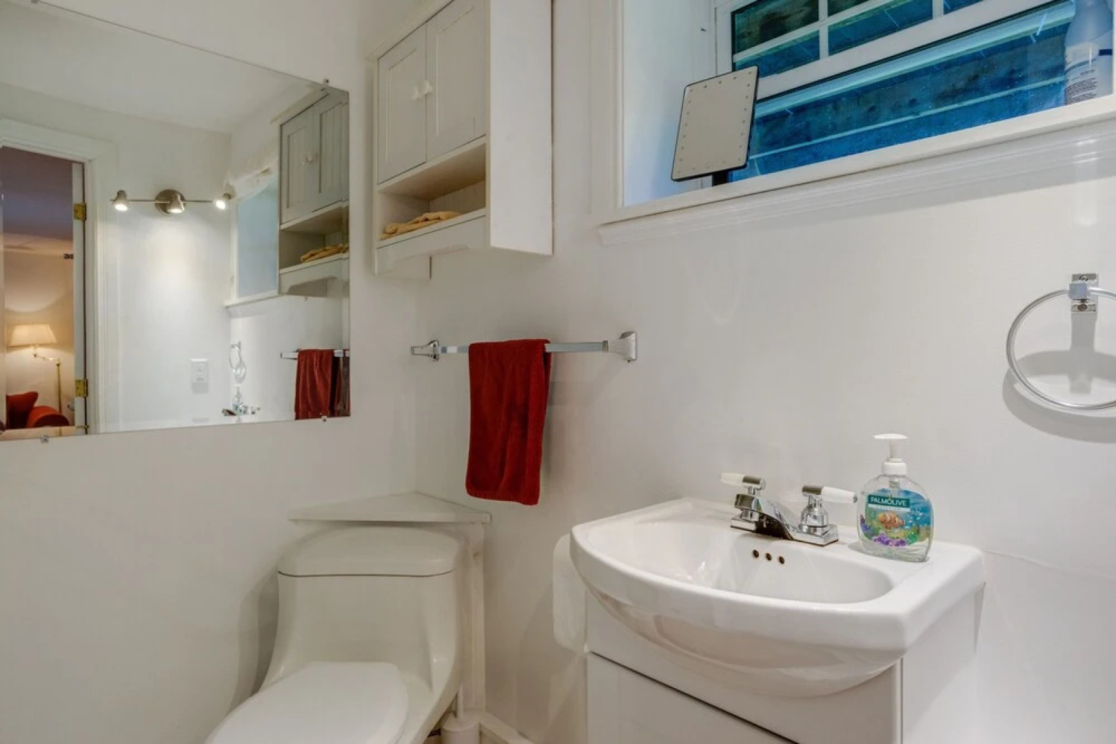 Lovely LacBrome 3 Bdrm Lakefront Cottage