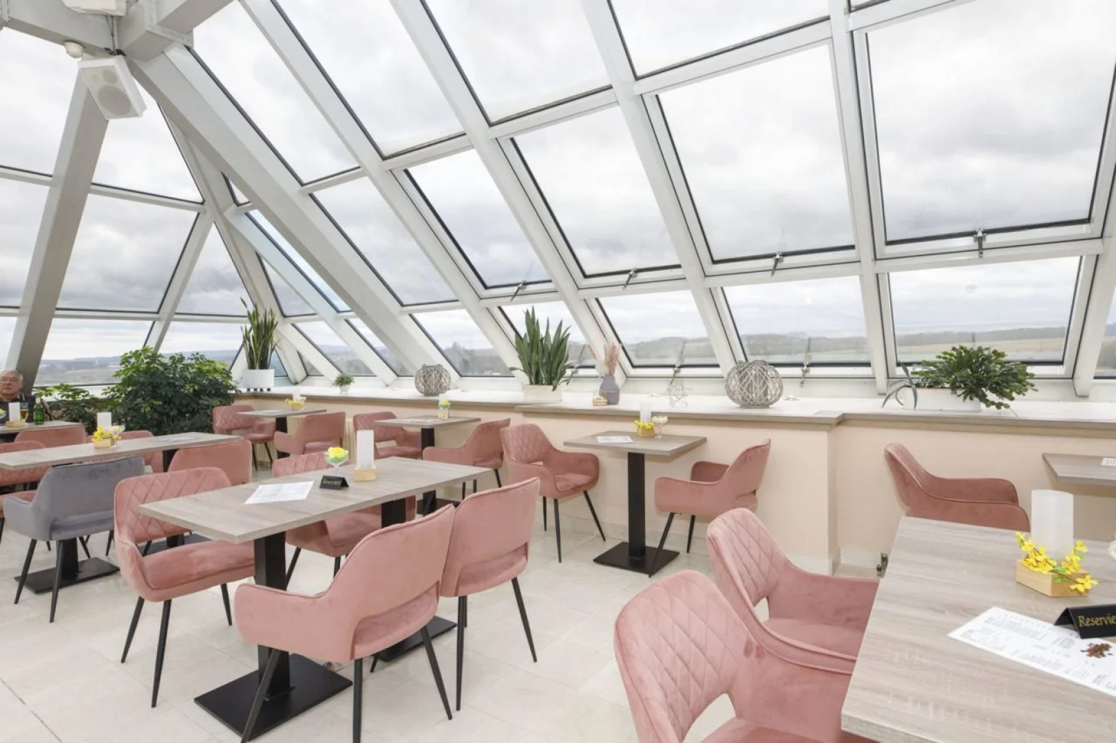 Lazensky Hotel Pyramida I