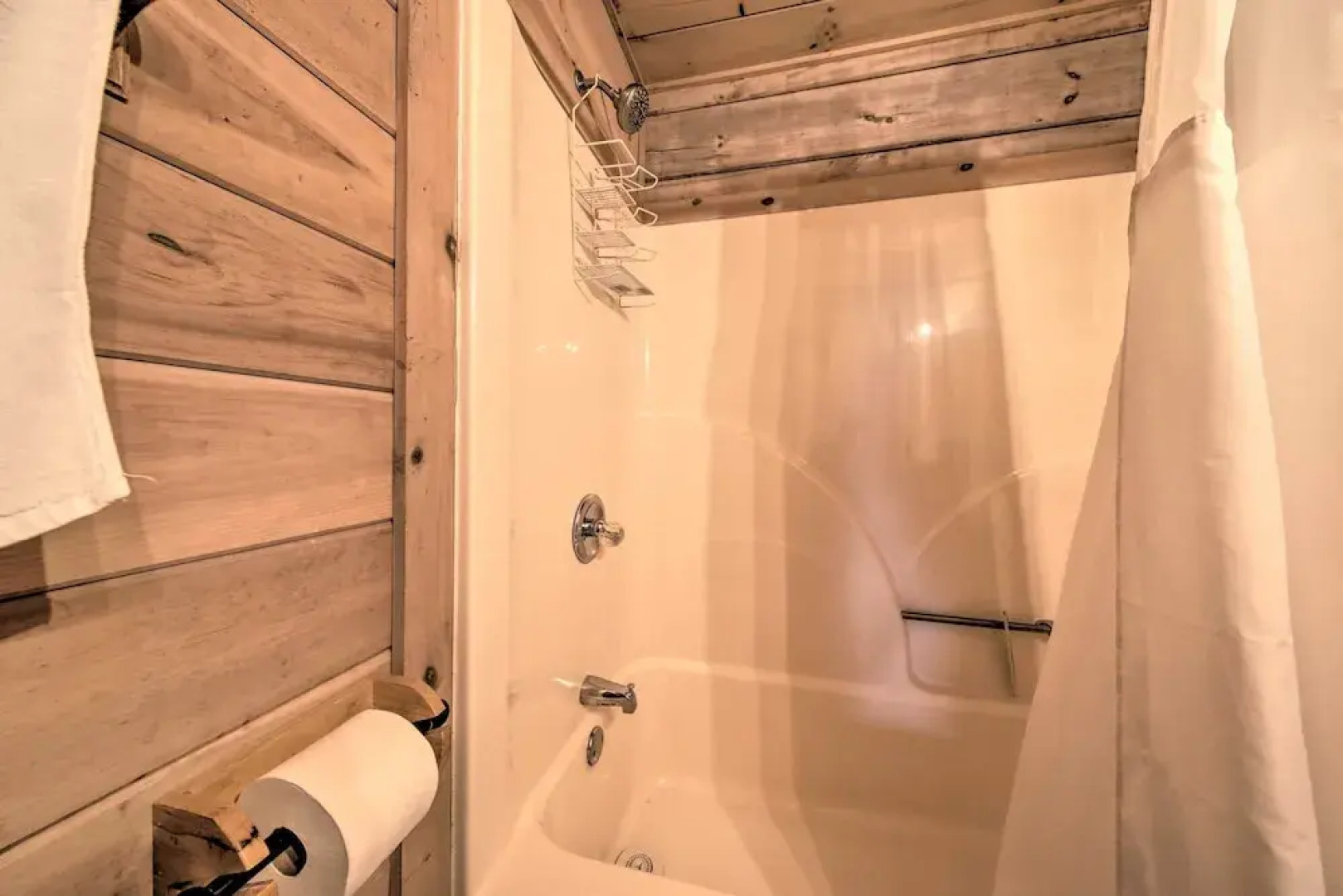 Treetop Hideout w/ Long-range Mountain Views!