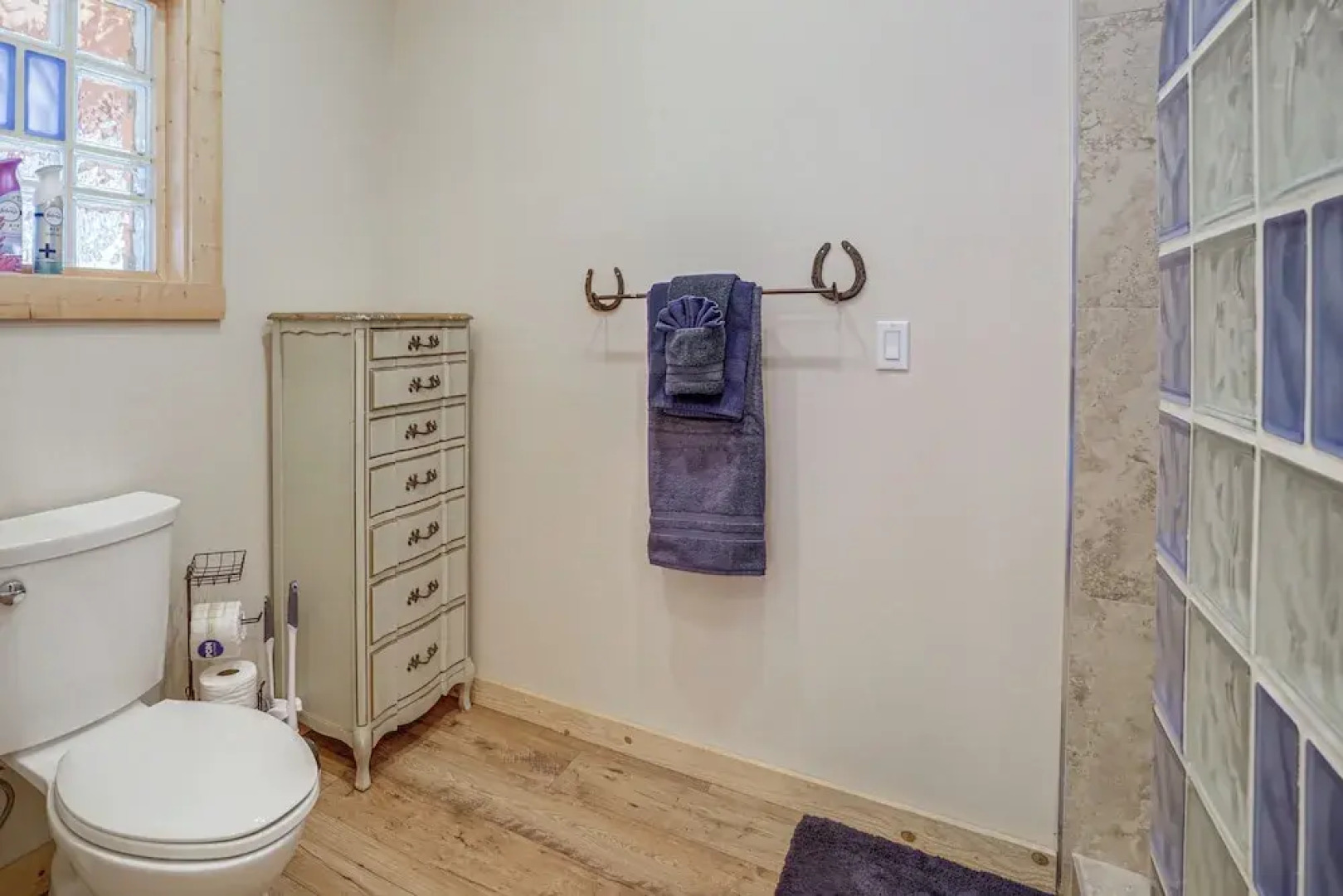 'lavender Lodge' Mountain-view Pine Cabin w/ Deck