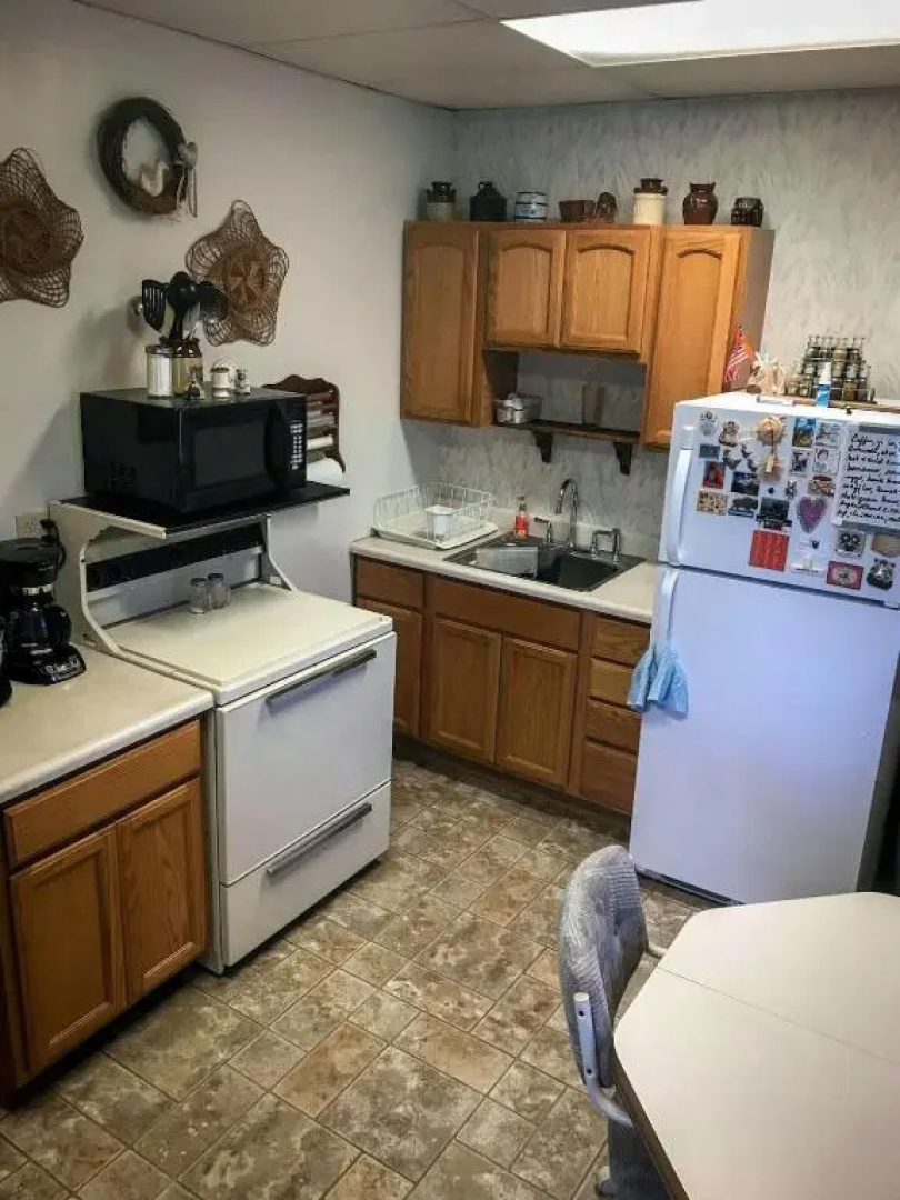 Quiet upstairs studio close to town 420 friendly