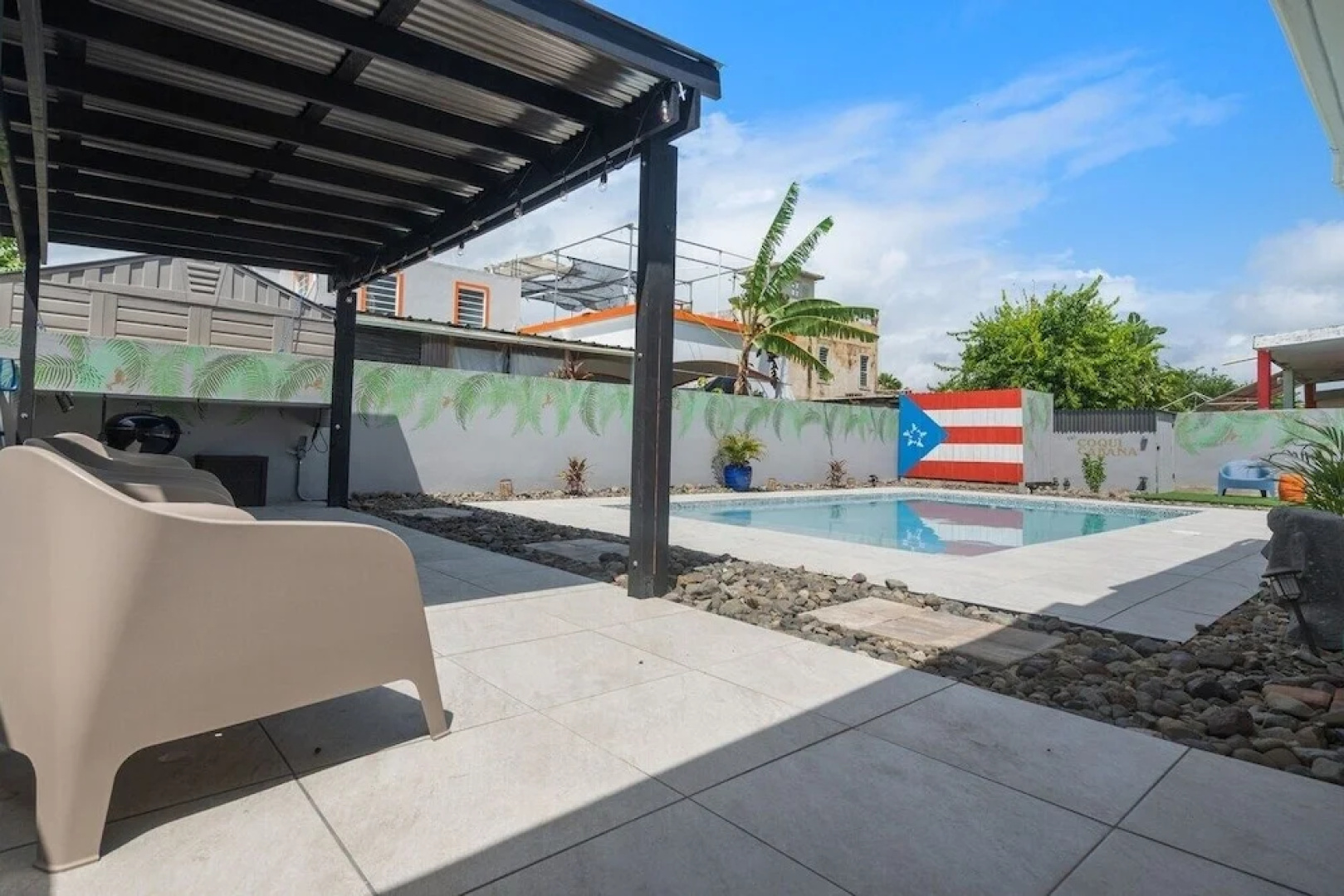 Walk to Beach or Swim in the Pool, 4 Bedrooms 4 Home by Redawning