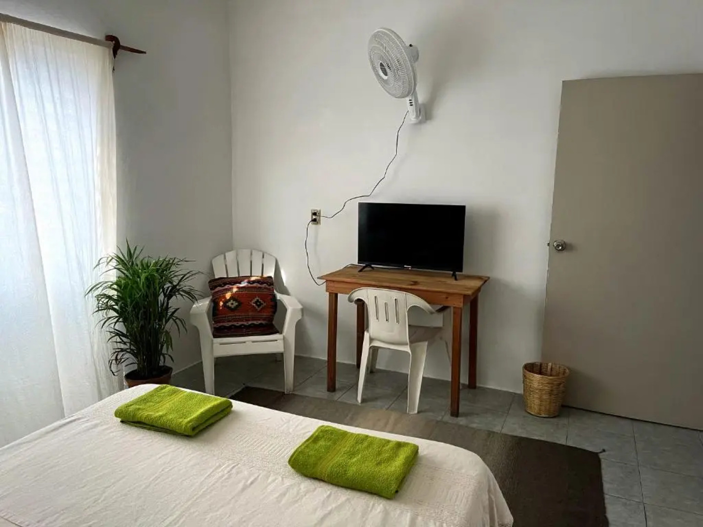 HomeStay Pochutla- Double Bed With Shared Bathroom in Private Home. Excellent Location, Wifi