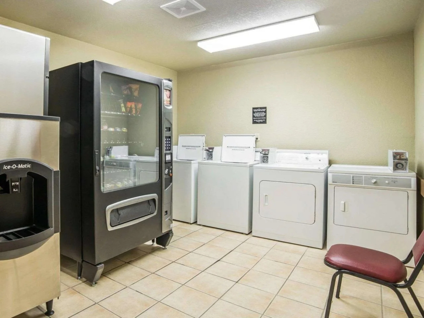 Antler Lodge - Gardiner MT