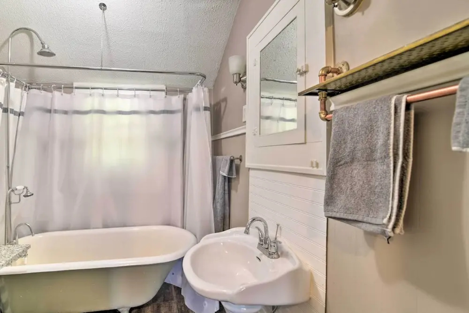 Glasgow Home w/ Porch: Close to Lake & Caves!