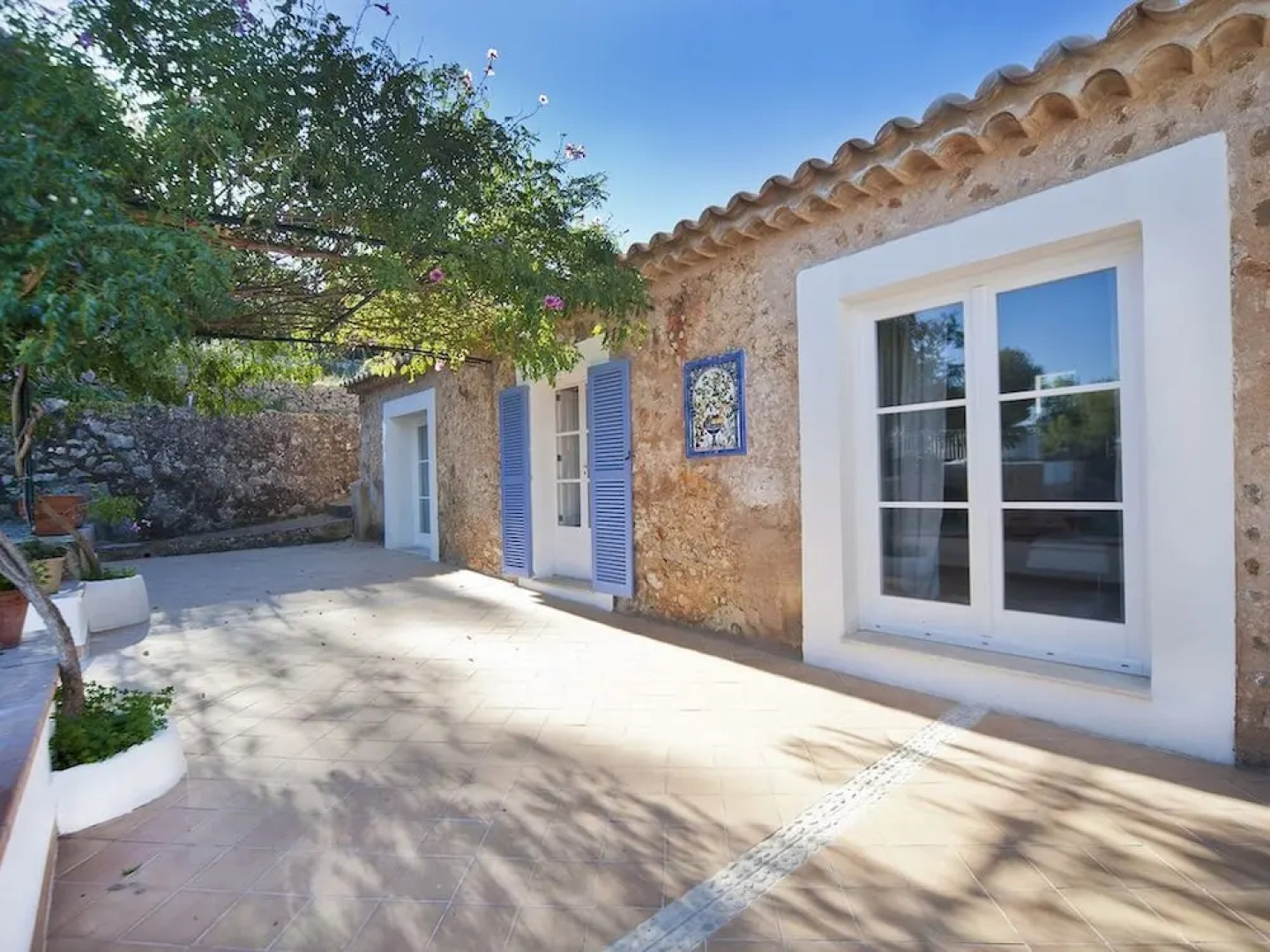 Charming mansion with pool sea view