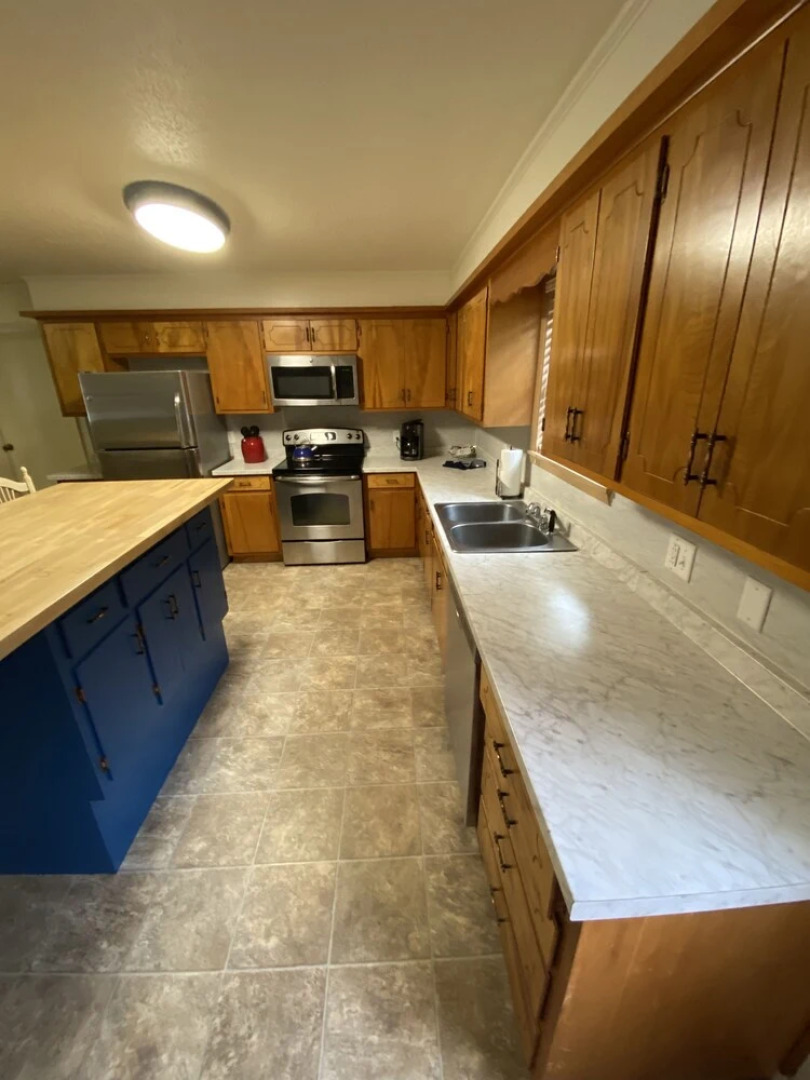 Two bedroom House with fenced in yard, covered patio area, located at the Joplin Inn at the entrance to Mountain Harbor, just 1 1/2 miles from Lake Ouachita. by RedAwning