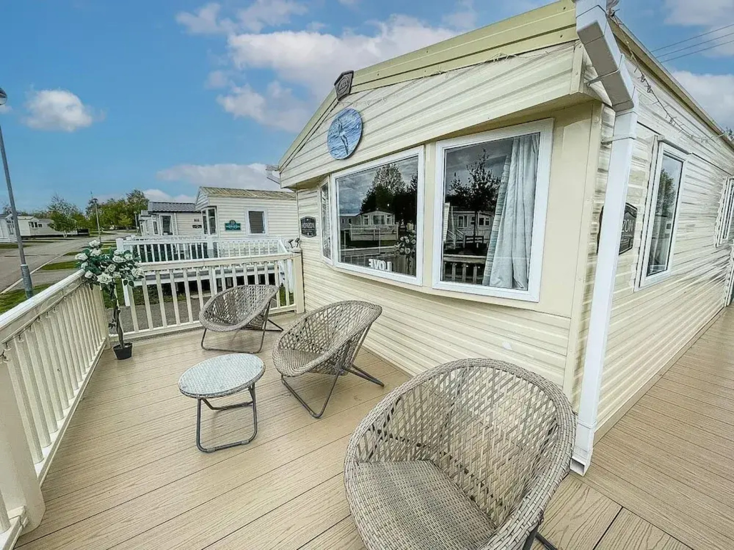 Caravansleeps8-hottub-fireplace-garden-patio