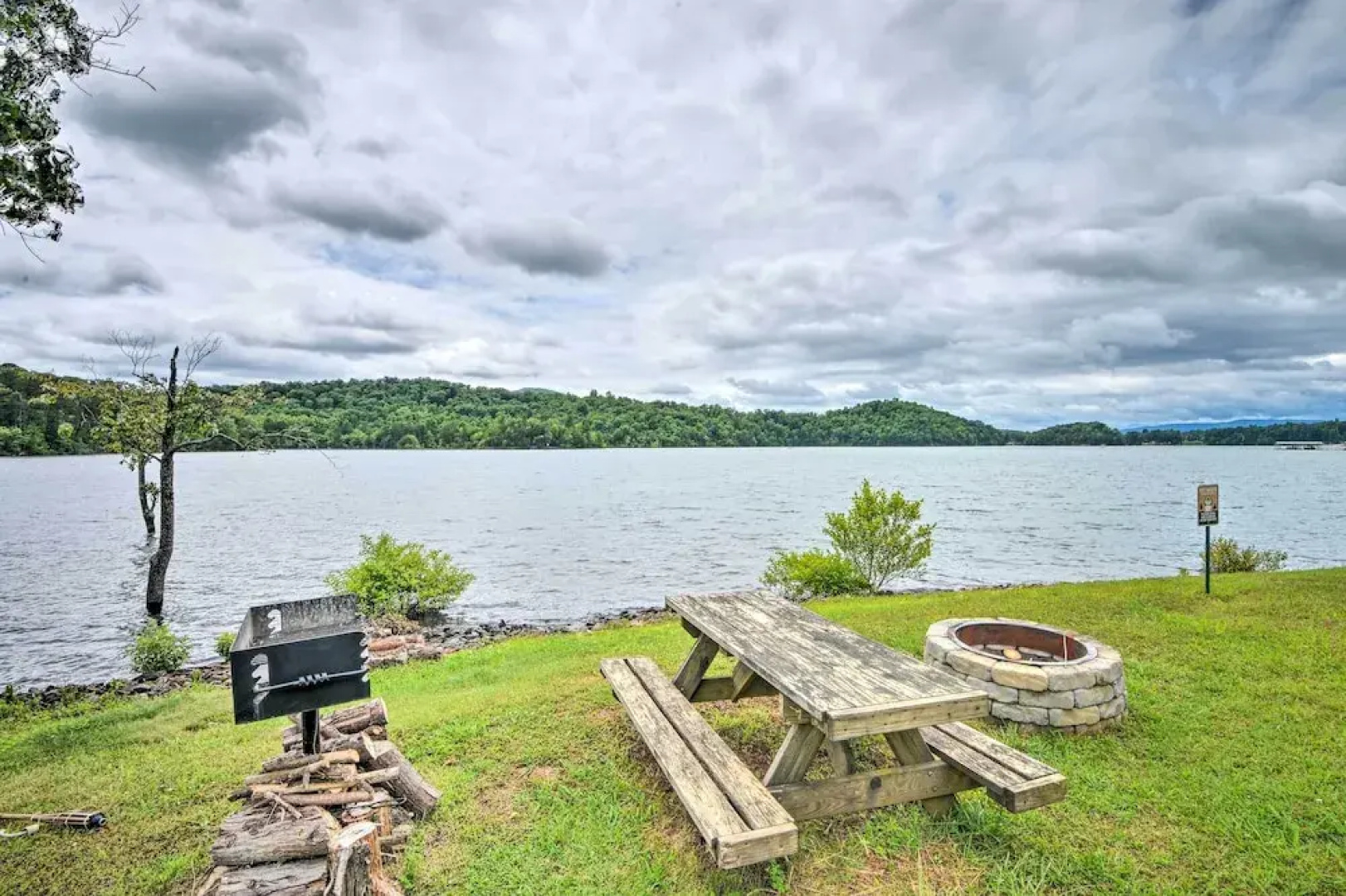 Townhome w/ Fire Pit & Boat Dock: Pets Welcome!