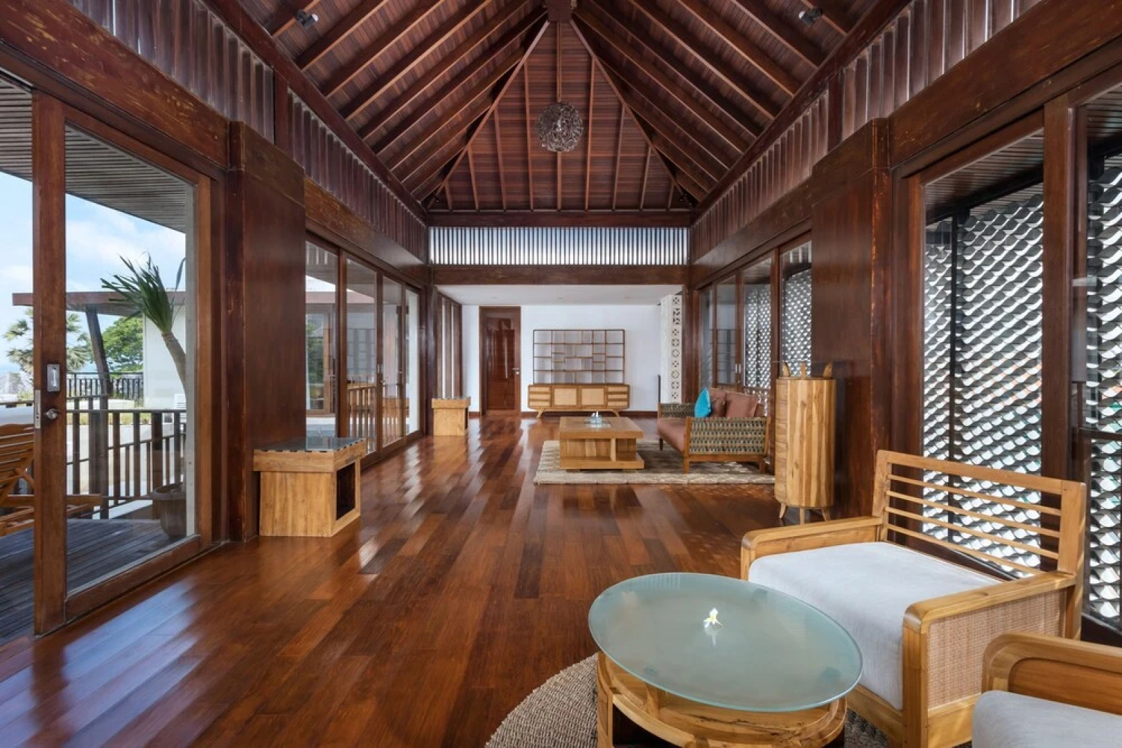 Wonderful Oceanfront 3 Br Villa in Seminyak