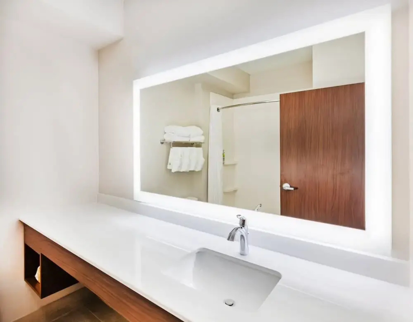 Holiday Inn Express & Suites Lenexa Overland Park Area