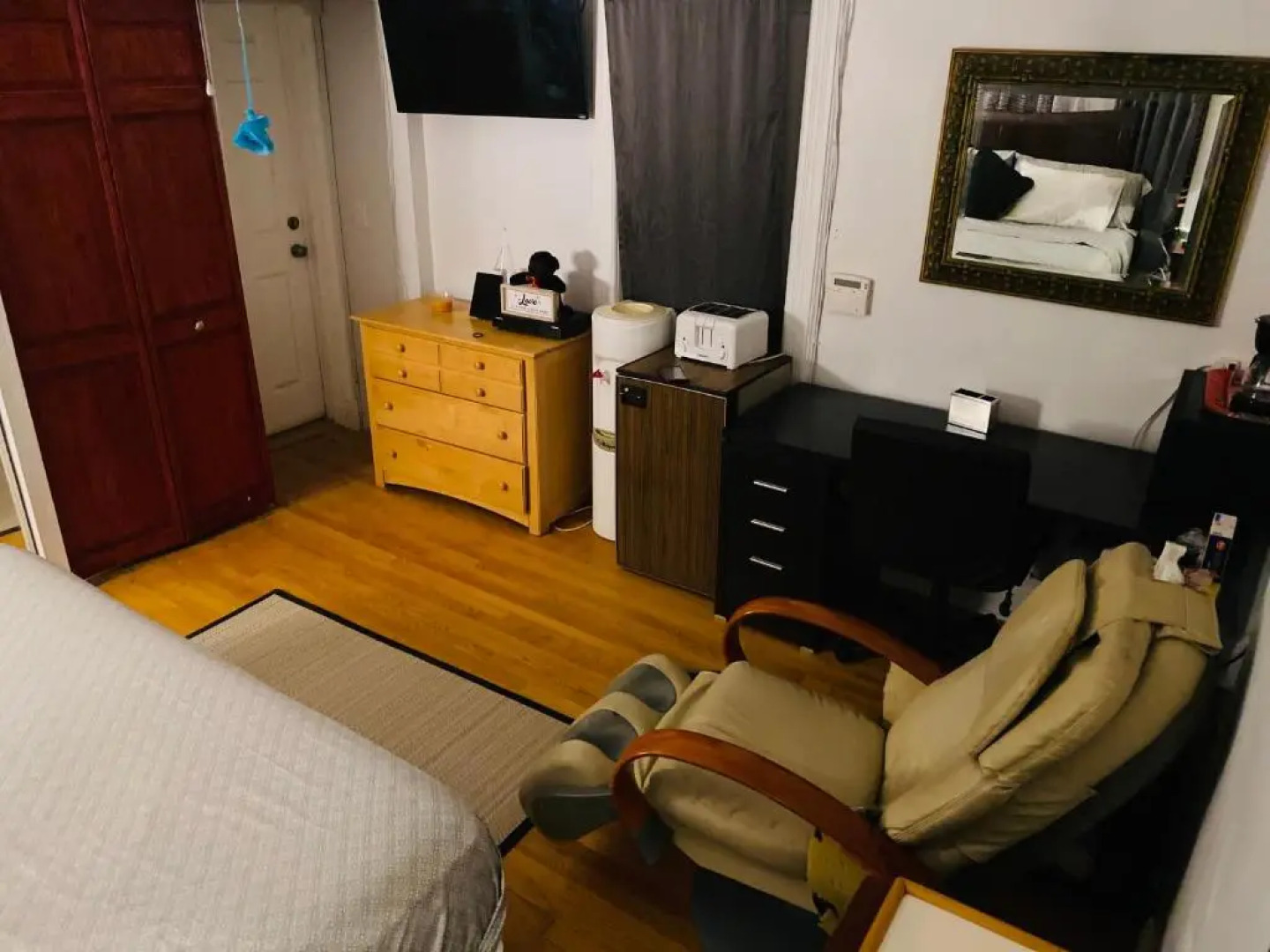 7 Room with Jacuzzi, Massage Seat, and Parking Spac, 15 mins in bus and 7 minutes via New York Waterway Ferry to the CITY - THE BEST CHOICES!!