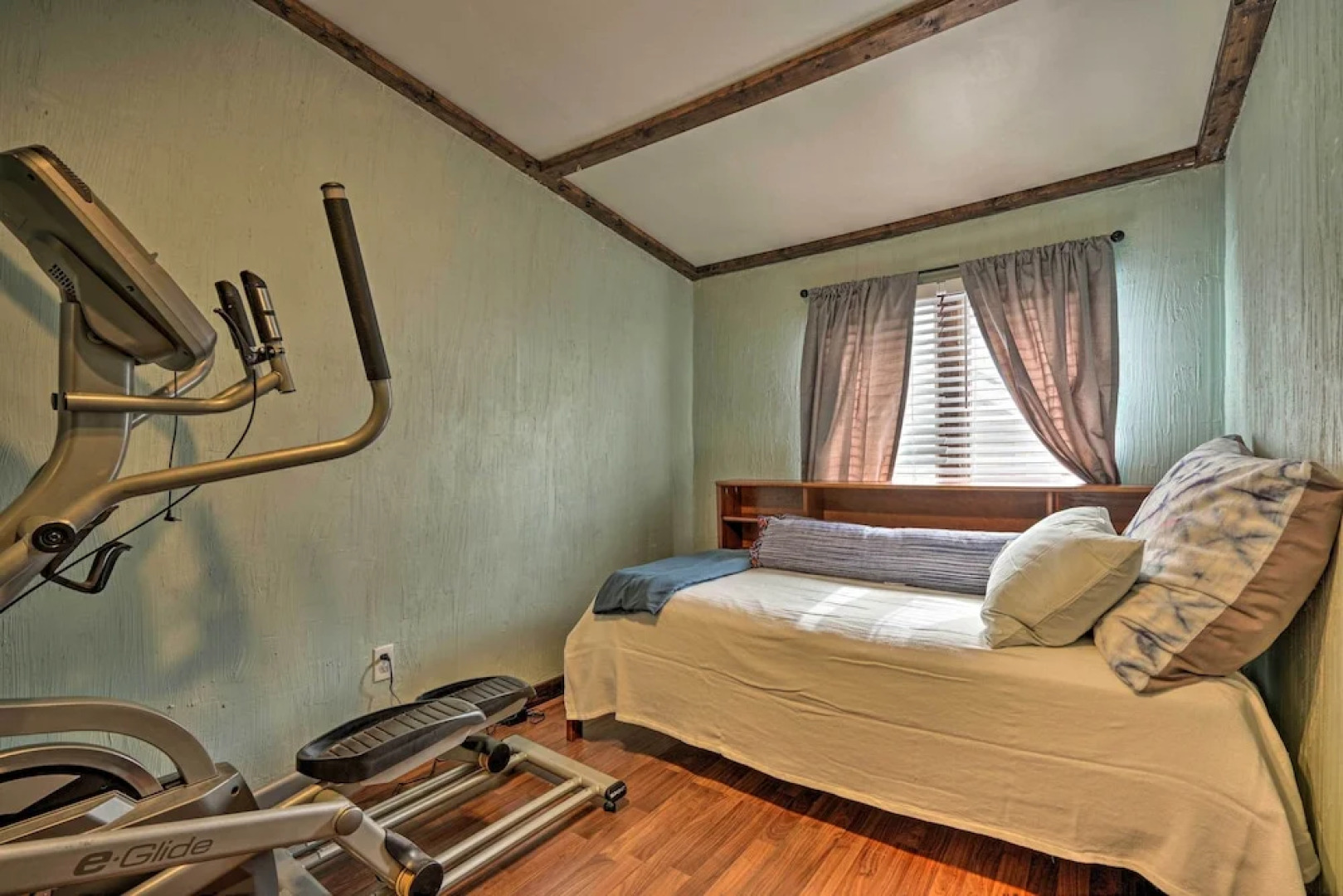 Comfortable Craftsman Home - 2 Miles to UB Campus!