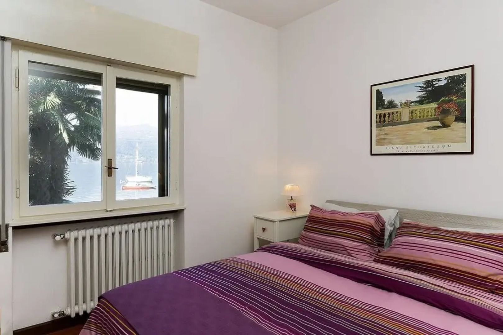 Contemporary Lakeside Villa Enjoying Direct Lake Access, Wifi, BBQ, Near Restaurant and Shop