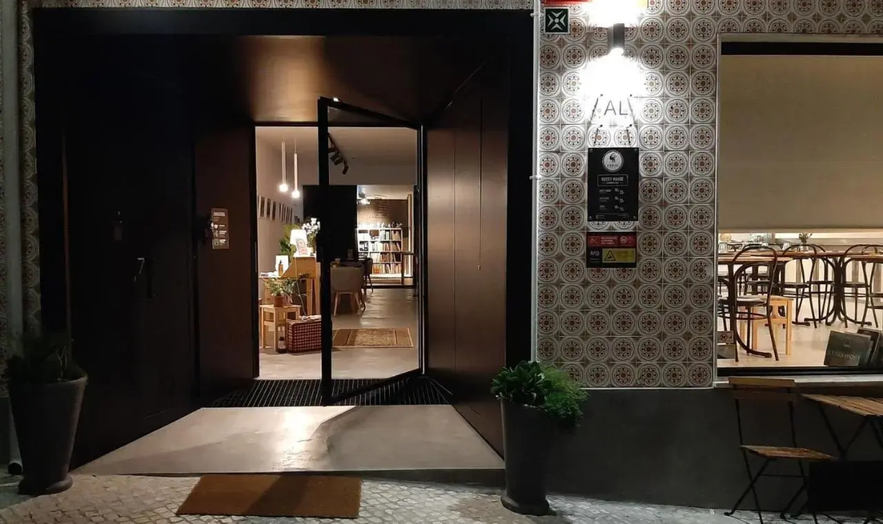 O VIOLAS — Tapas & Bed