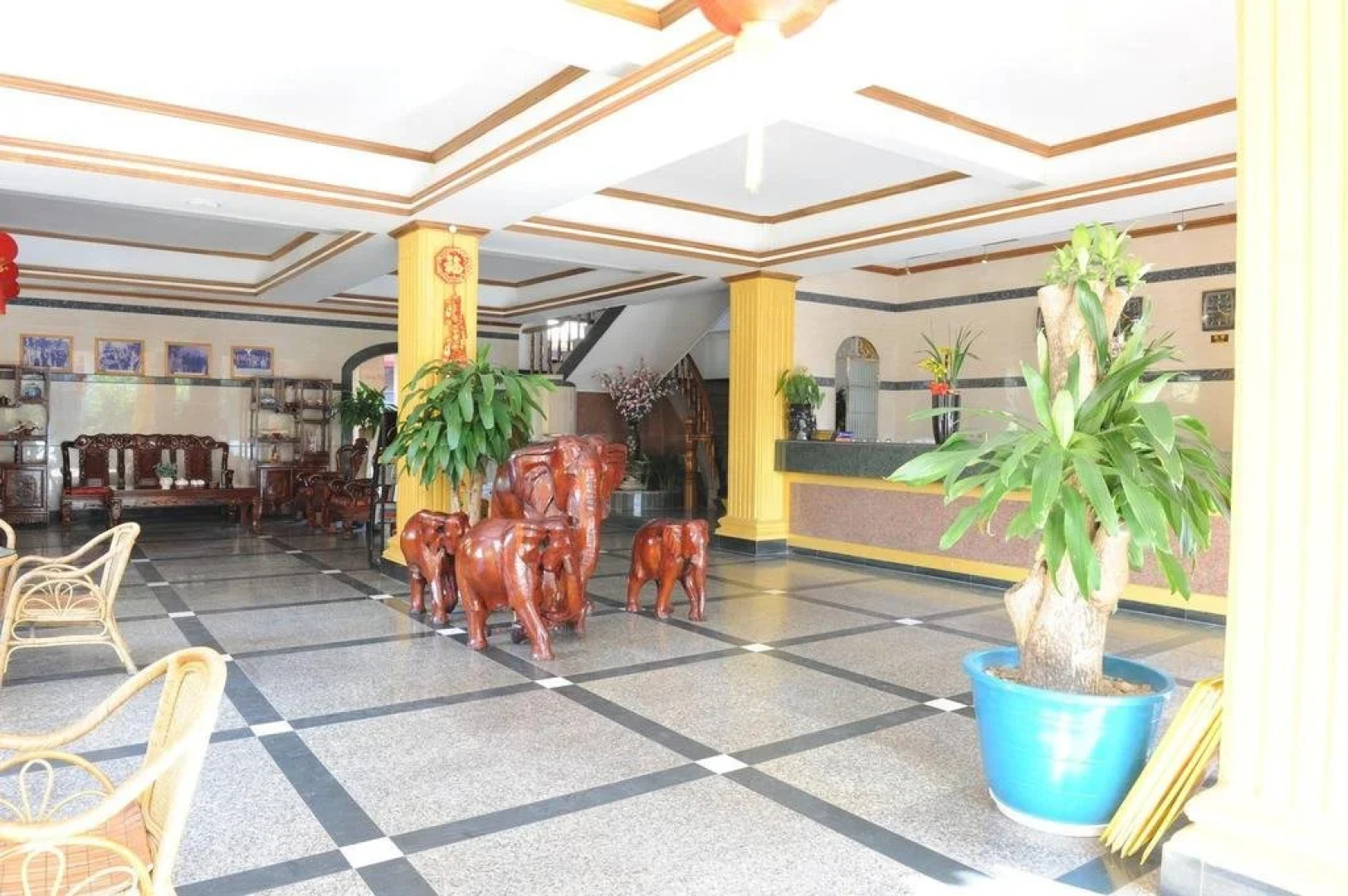 IU Hotel Ruili Nanmao Street