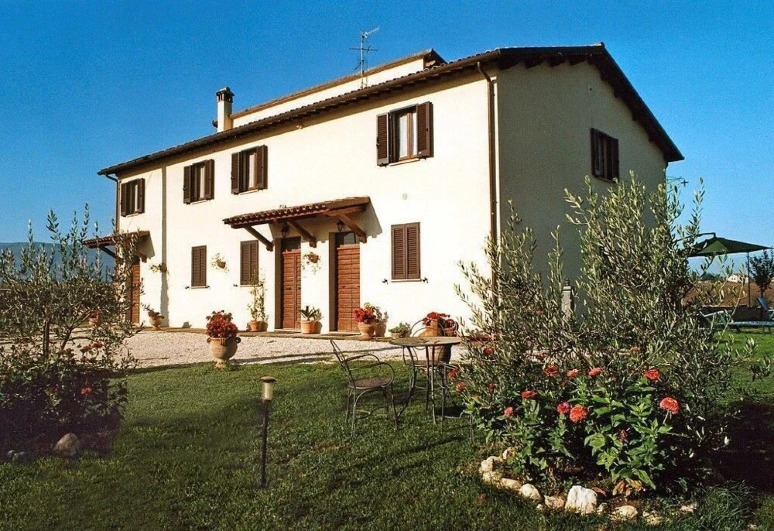 The Sunflower Apartment in a Farmhouse
