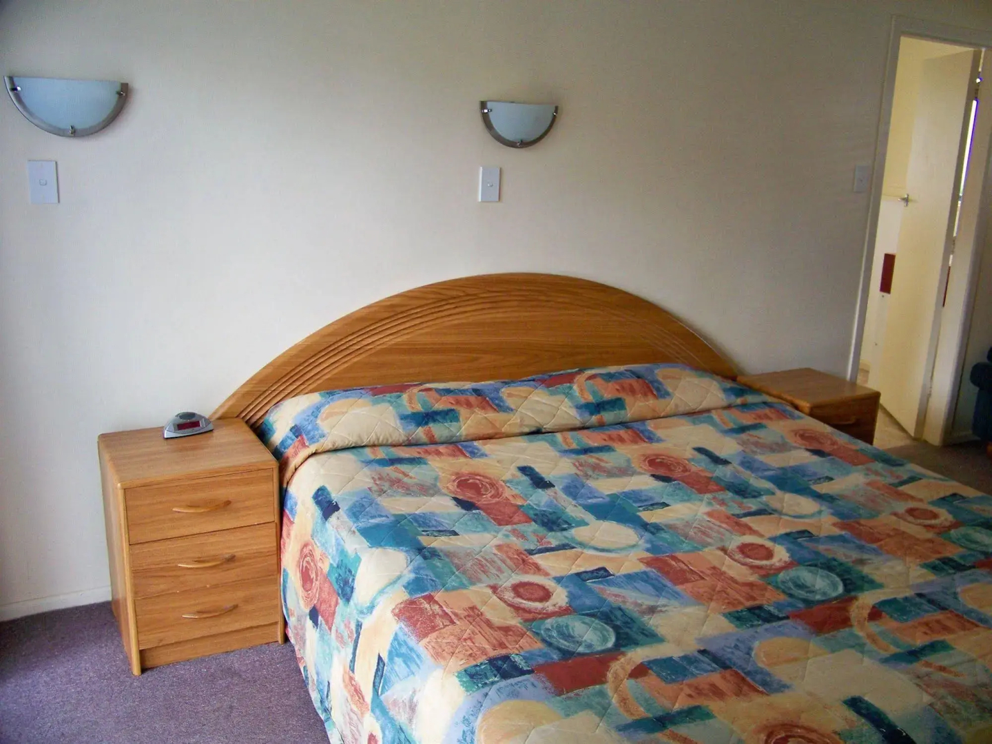 Aaron Court Motor Inn