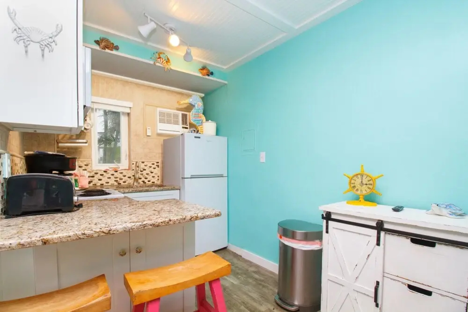 Tropic Terrace #9 - Beachfront Rental Studio Bedroom Condo by Redawning