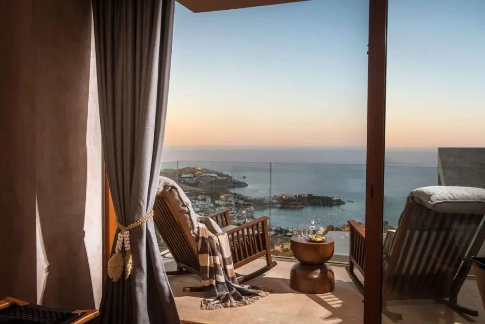 Villa Ouranos - Where the World Unfolds Before you