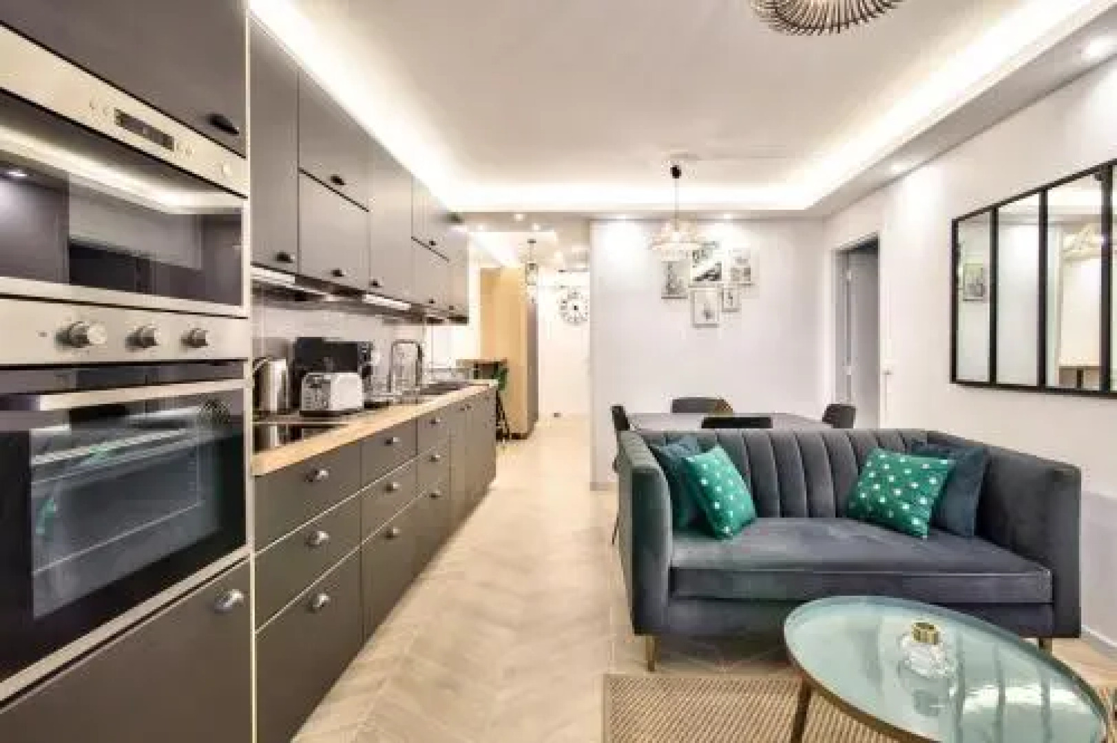 Chic And Spacious Apart With Parking