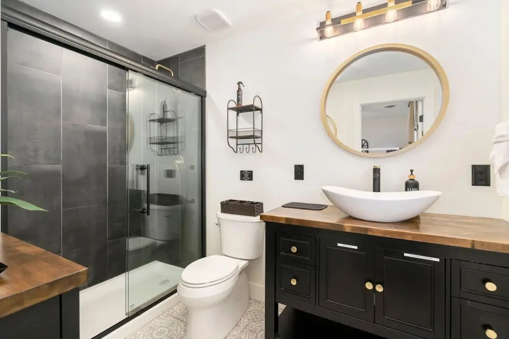 Windsor Farmhouse Family Fun, Yard & Fireplace