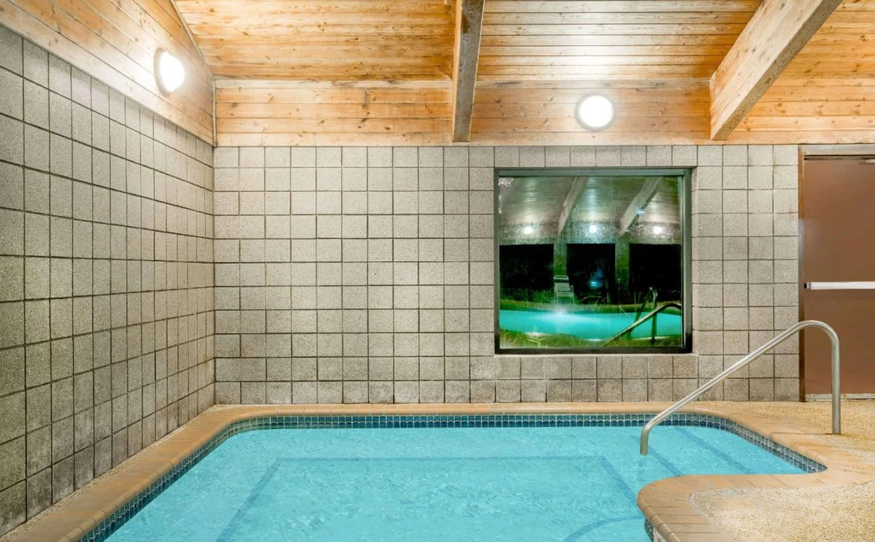 Moose Lake Lodge & Suites