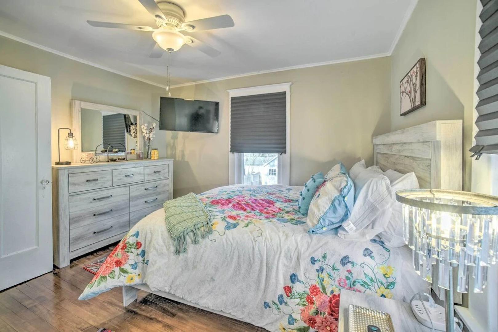 Family-friendly Glens Falls Home w/ Sun Porch