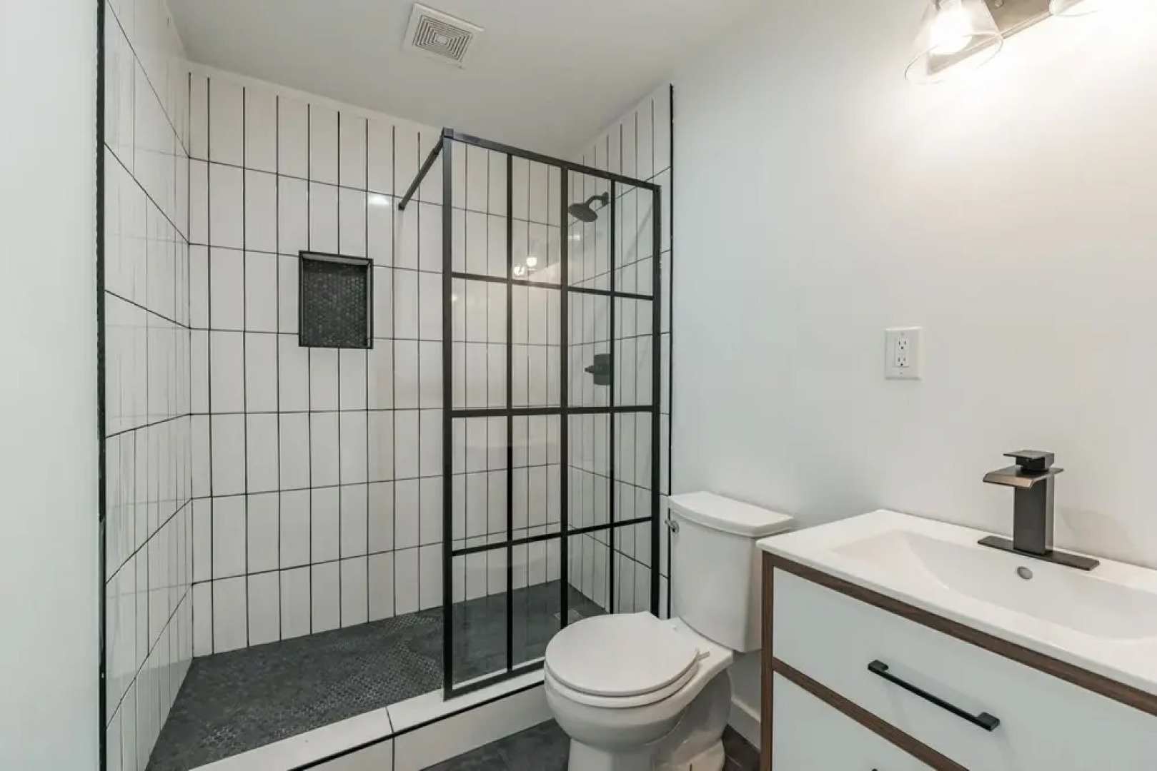 The Palms: Spacious 4-BR Retreat with Hot Tub near Gilbert by RedAwning