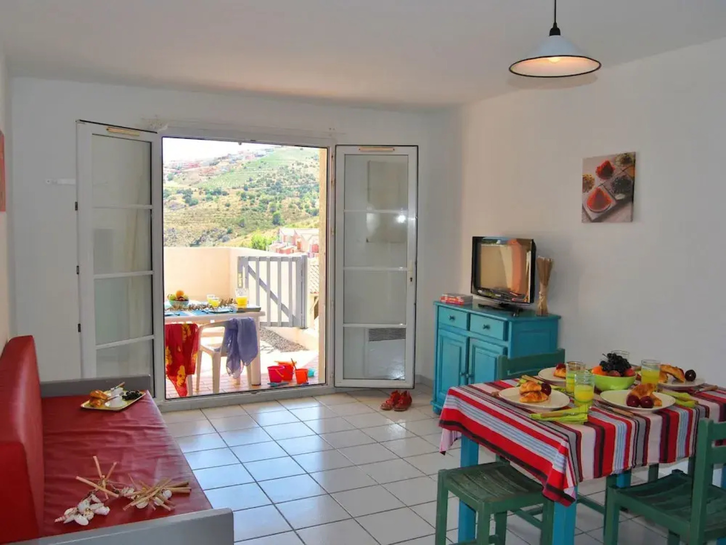 Colorful Apartment With Balcony or Terrace 500m From the sea