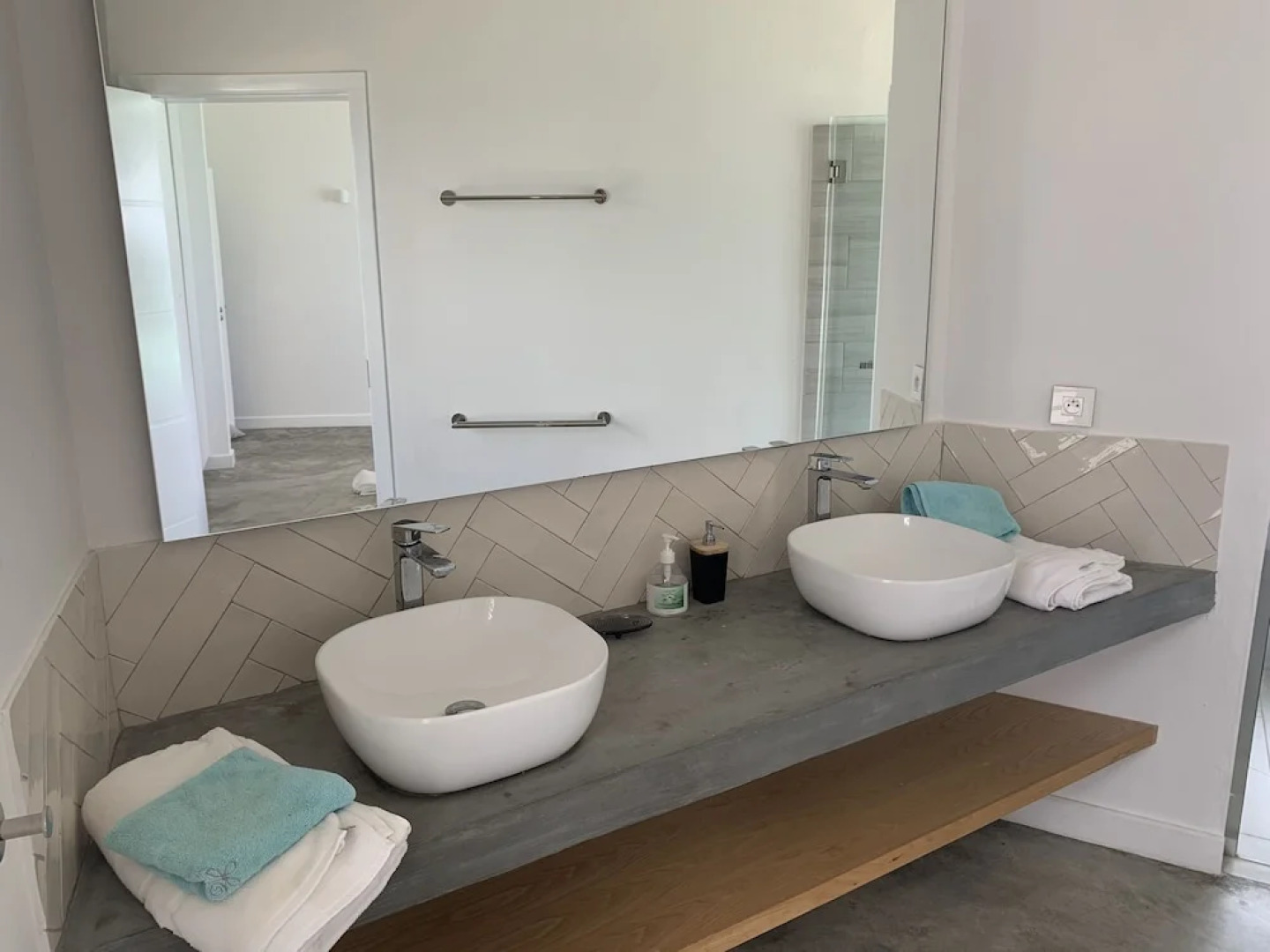 Luxury beachfront villa with private pool and cozy Pavillon with private jacuzzi on rooftop terrace