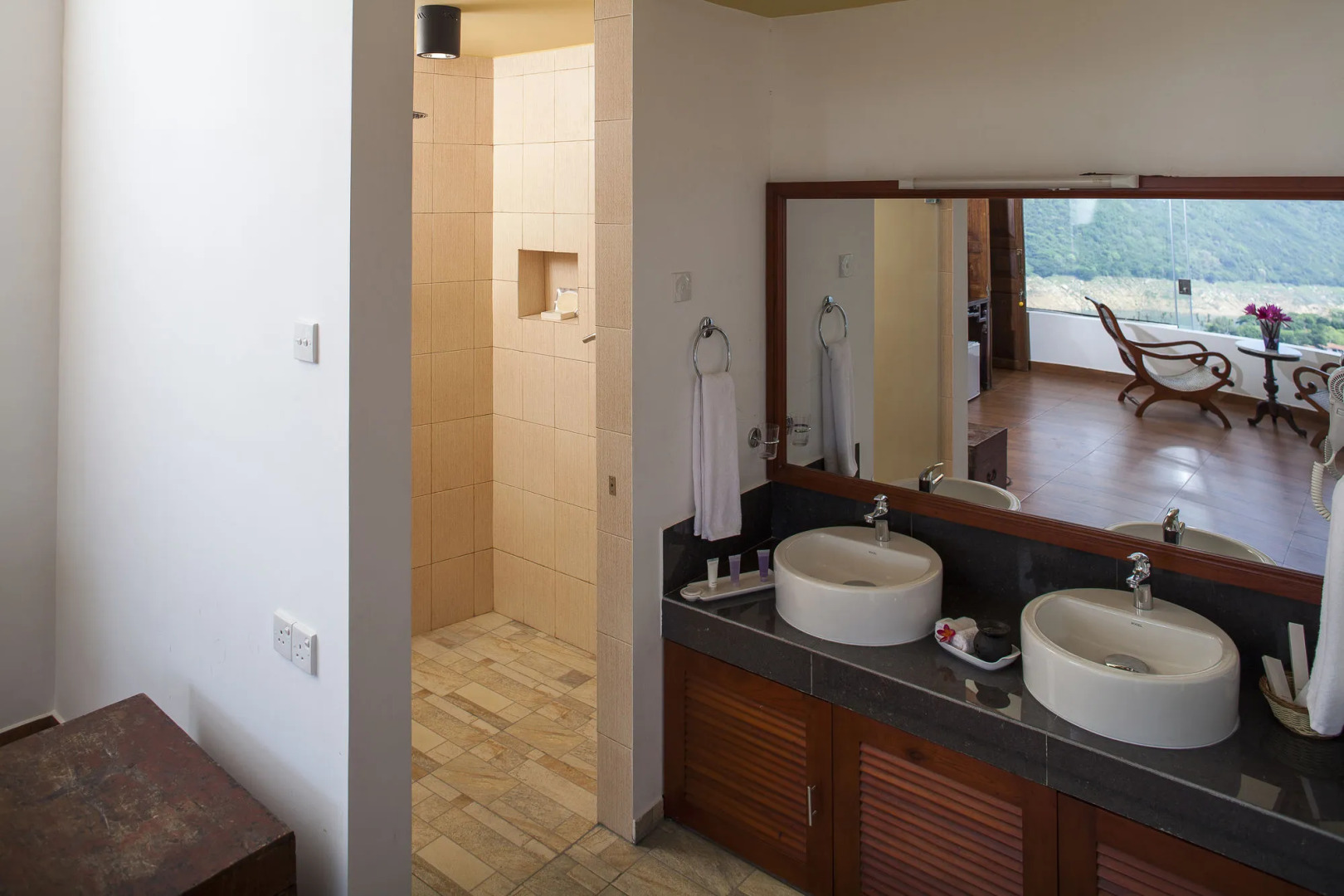 The Albatross, Kandy