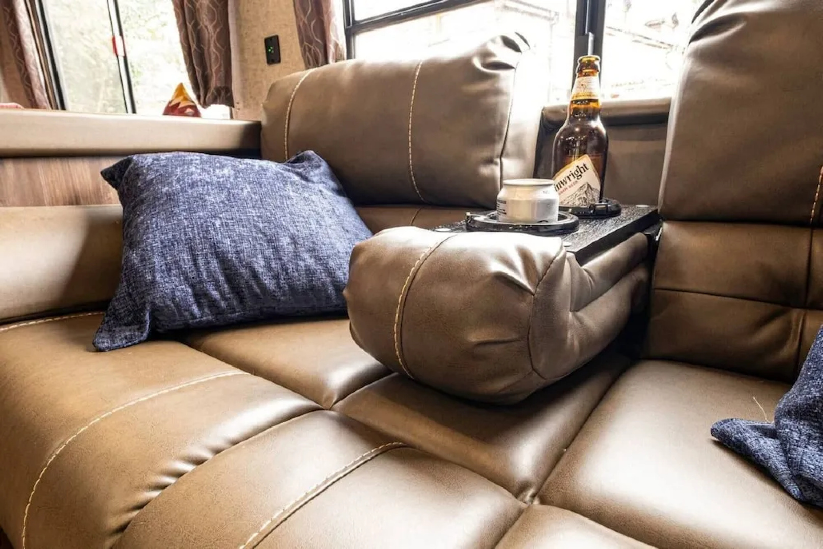 American Luxury Caravan - Secure Parking Llandeilo