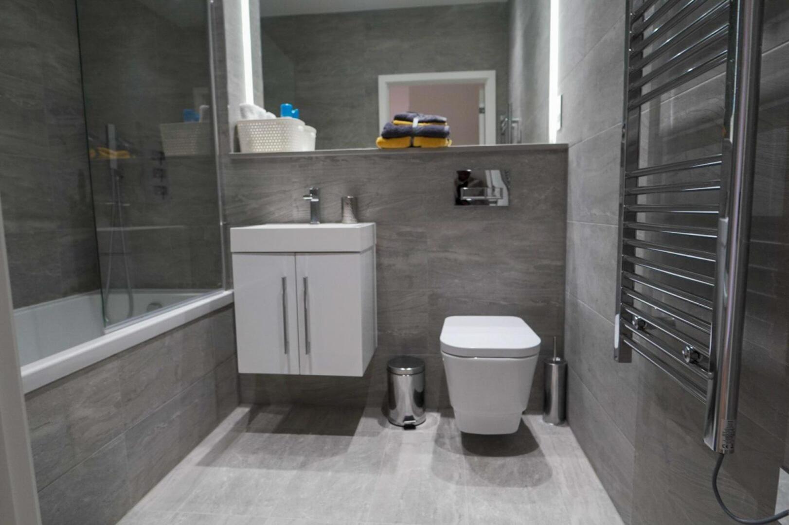 Spacious 1 Bed Luxury St Albans Apartment - Free WiFi & Movies also Free Parking.